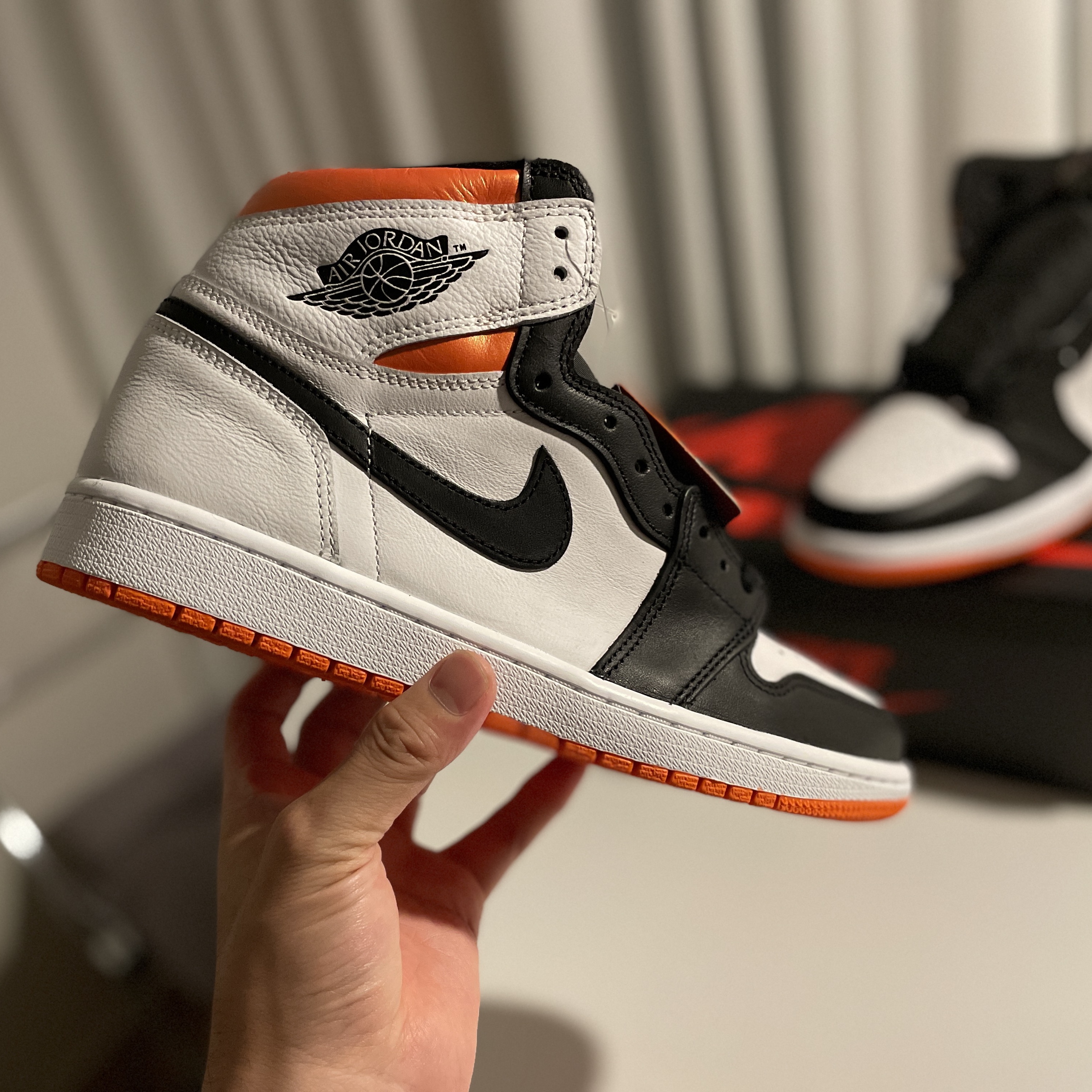 Jordan 1 Retro High OG Electro Orange 착용 스타일 - 1