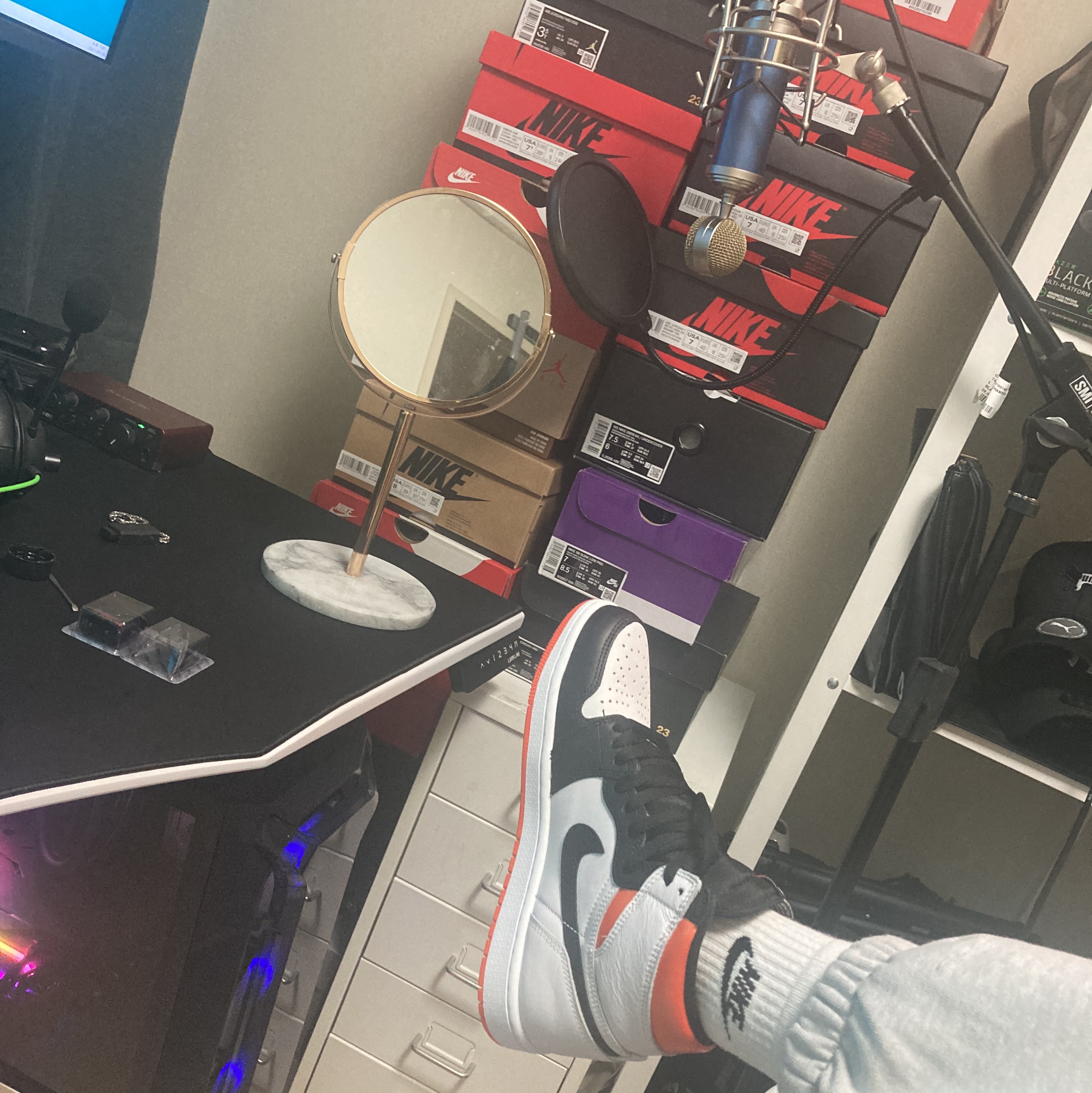 Jordan 1 Retro High OG Electro Orange 착용 스타일