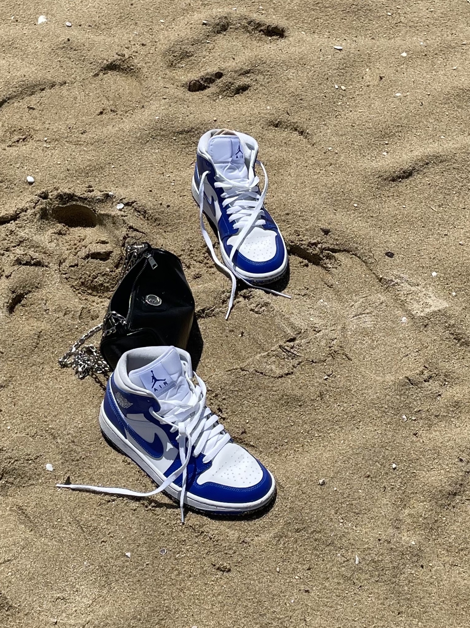 (W) Jordan 1 Mid White Hyper Royal 착용 스타일 - 2