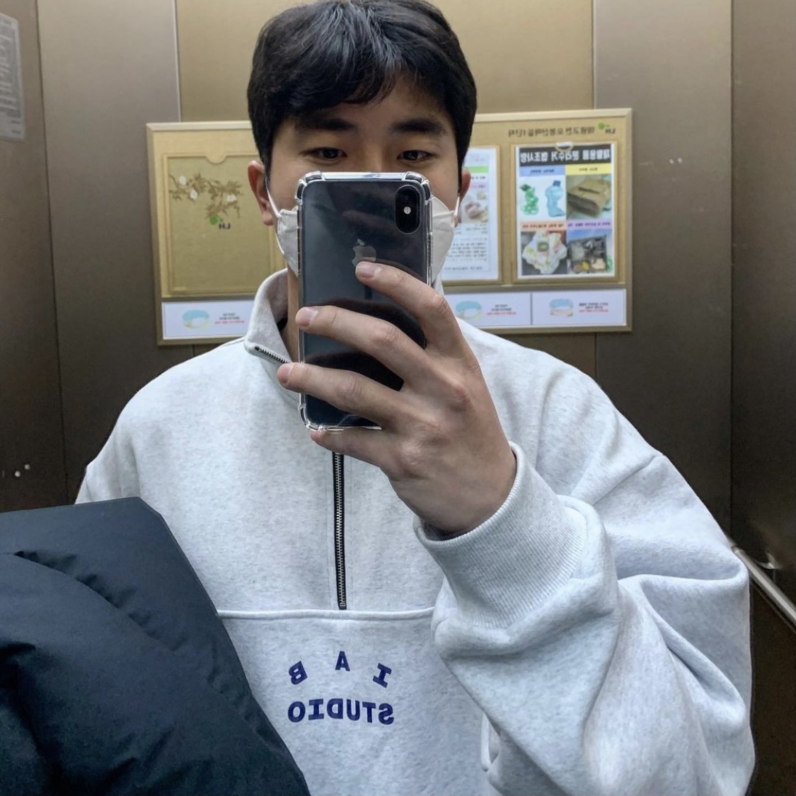 IAB Studio Half Zip Pullover Light Gray 착용 스타일