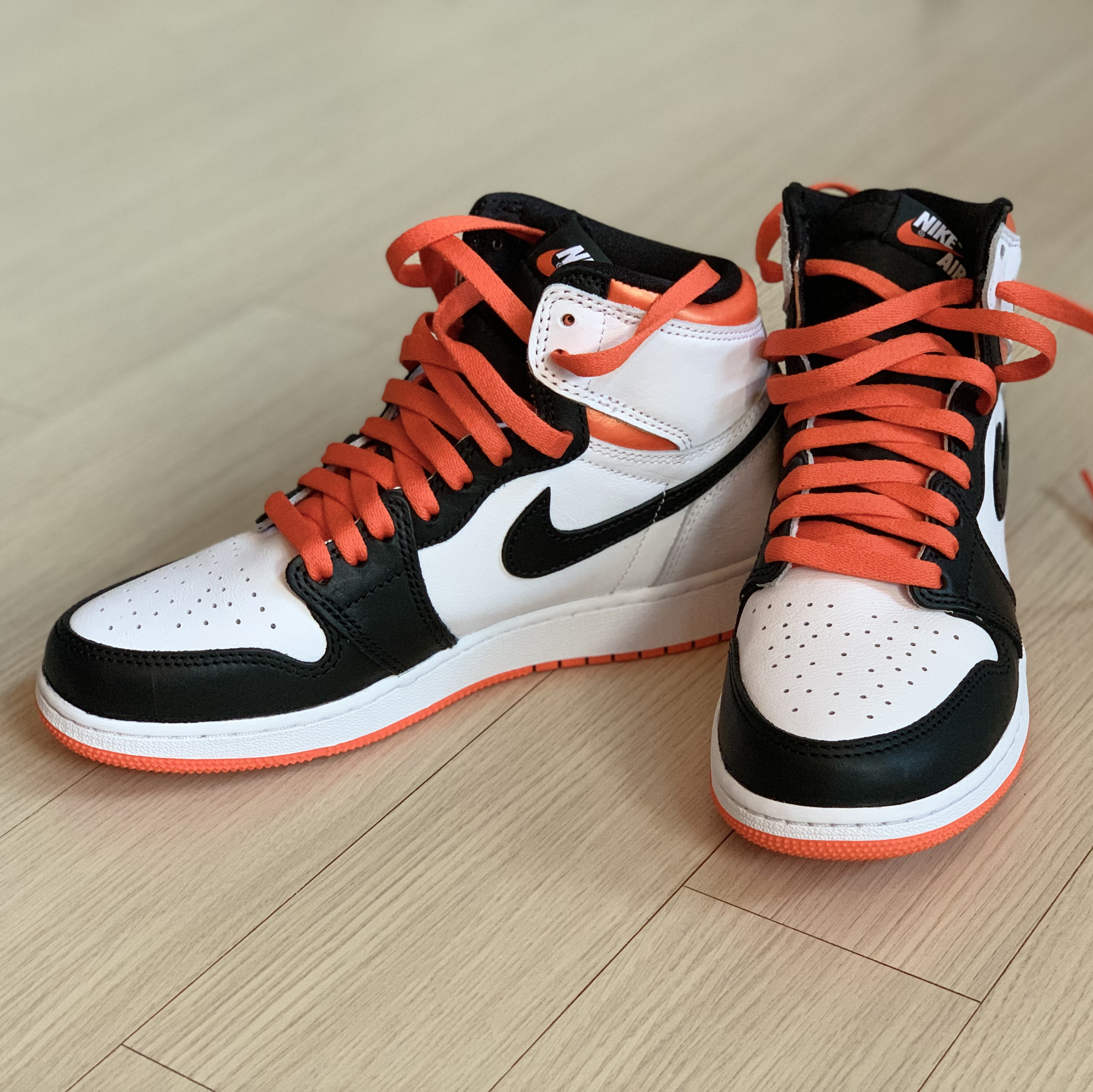 (GS) Jordan 1 Retro High OG Electro Orange 착용 스타일 - 1