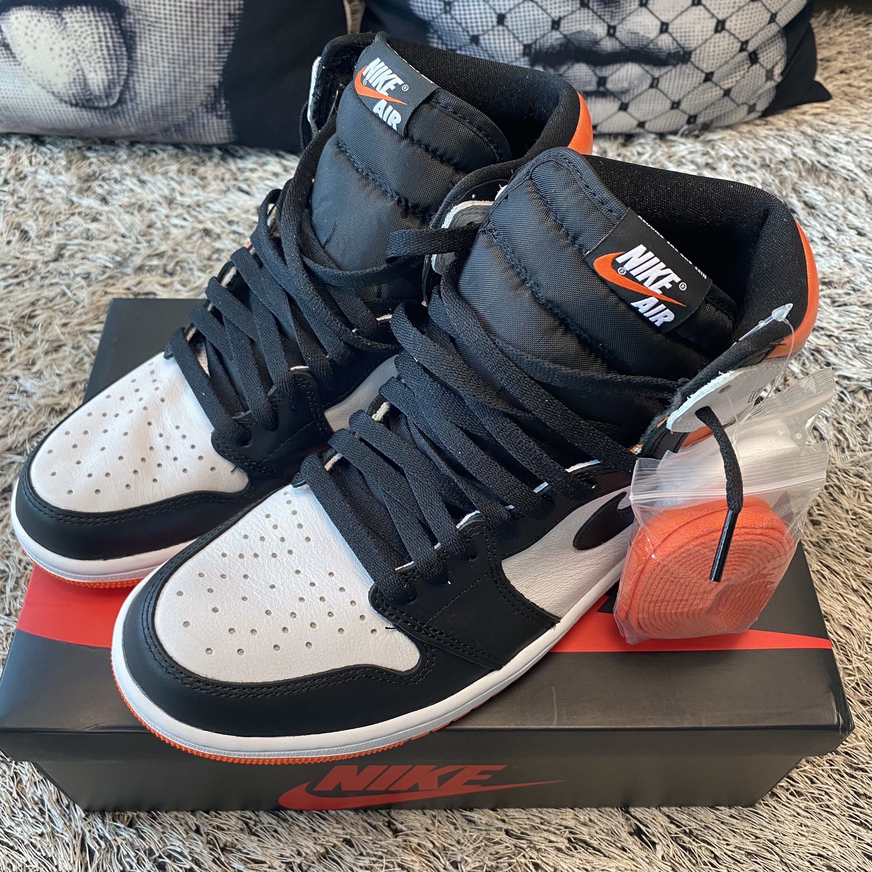 Jordan 1 Retro High OG Electro Orange 착용 스타일 - 2