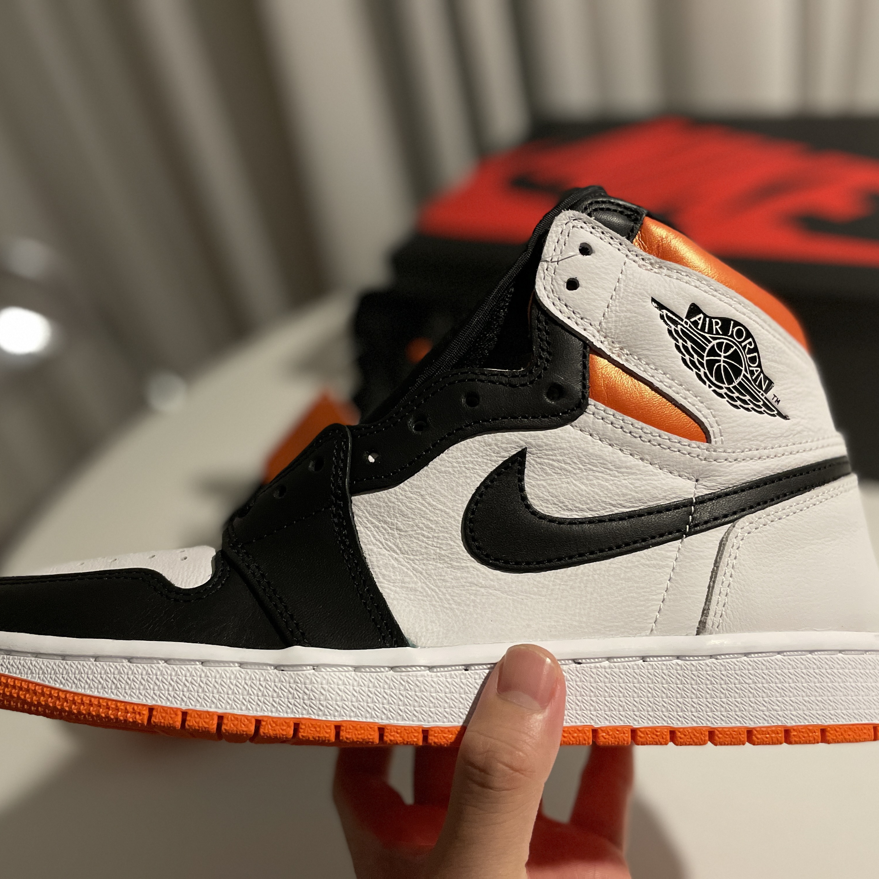 Jordan 1 Retro High OG Electro Orange 착용 스타일 - 3