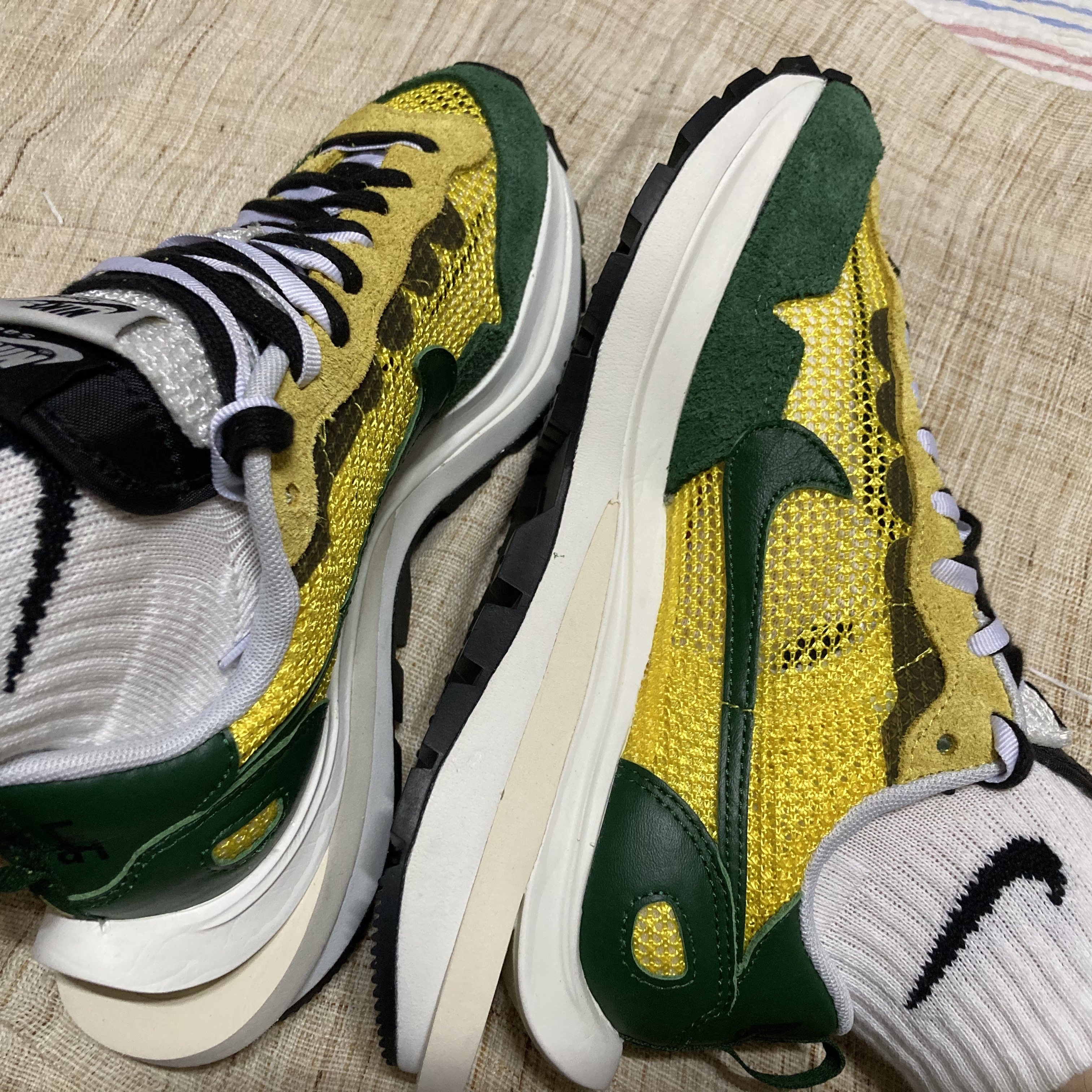Nike x Sacai VaporWaffle Tour Yellow & Gorge Green Sail 착용 스타일