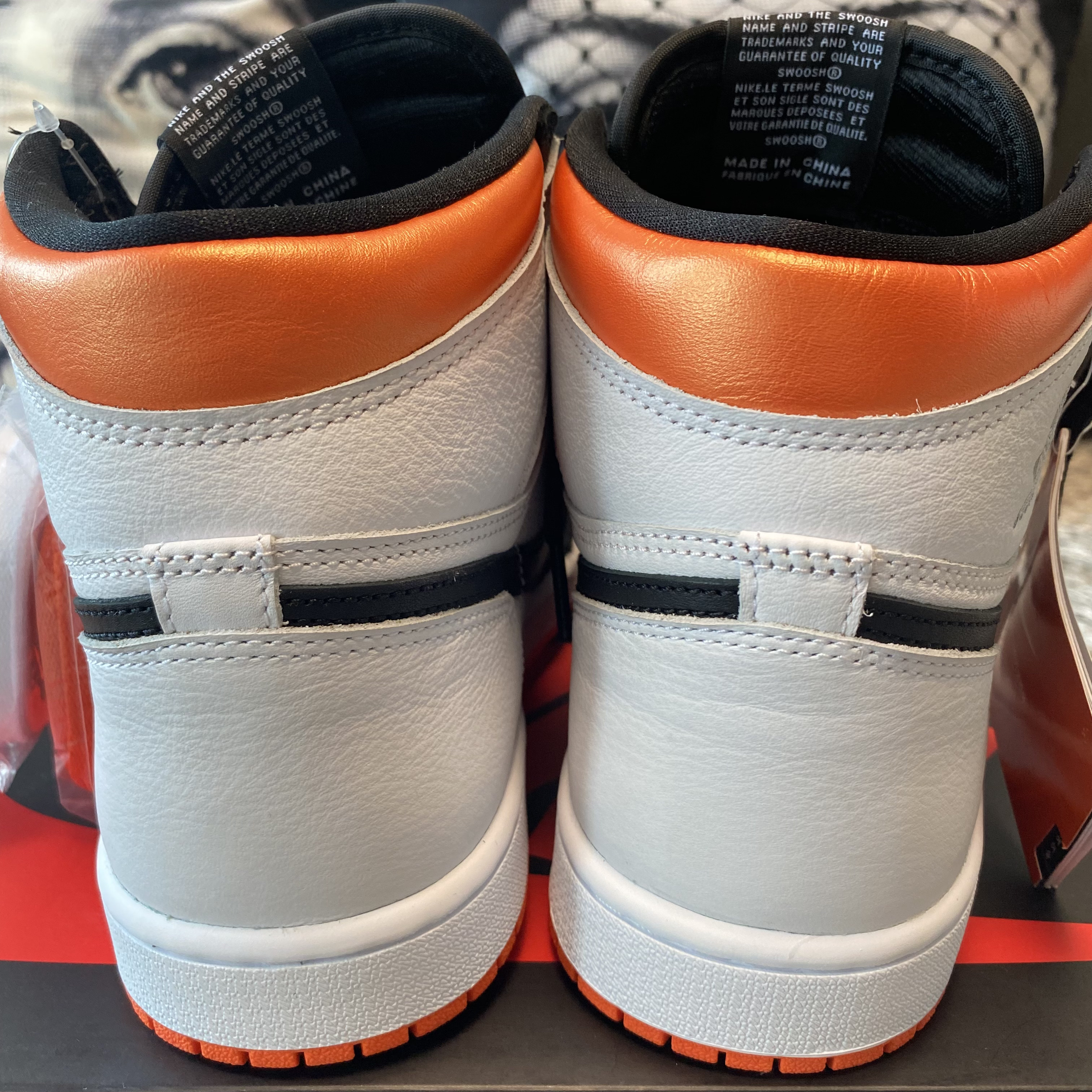 Jordan 1 Retro High OG Electro Orange 착용 스타일 - 4