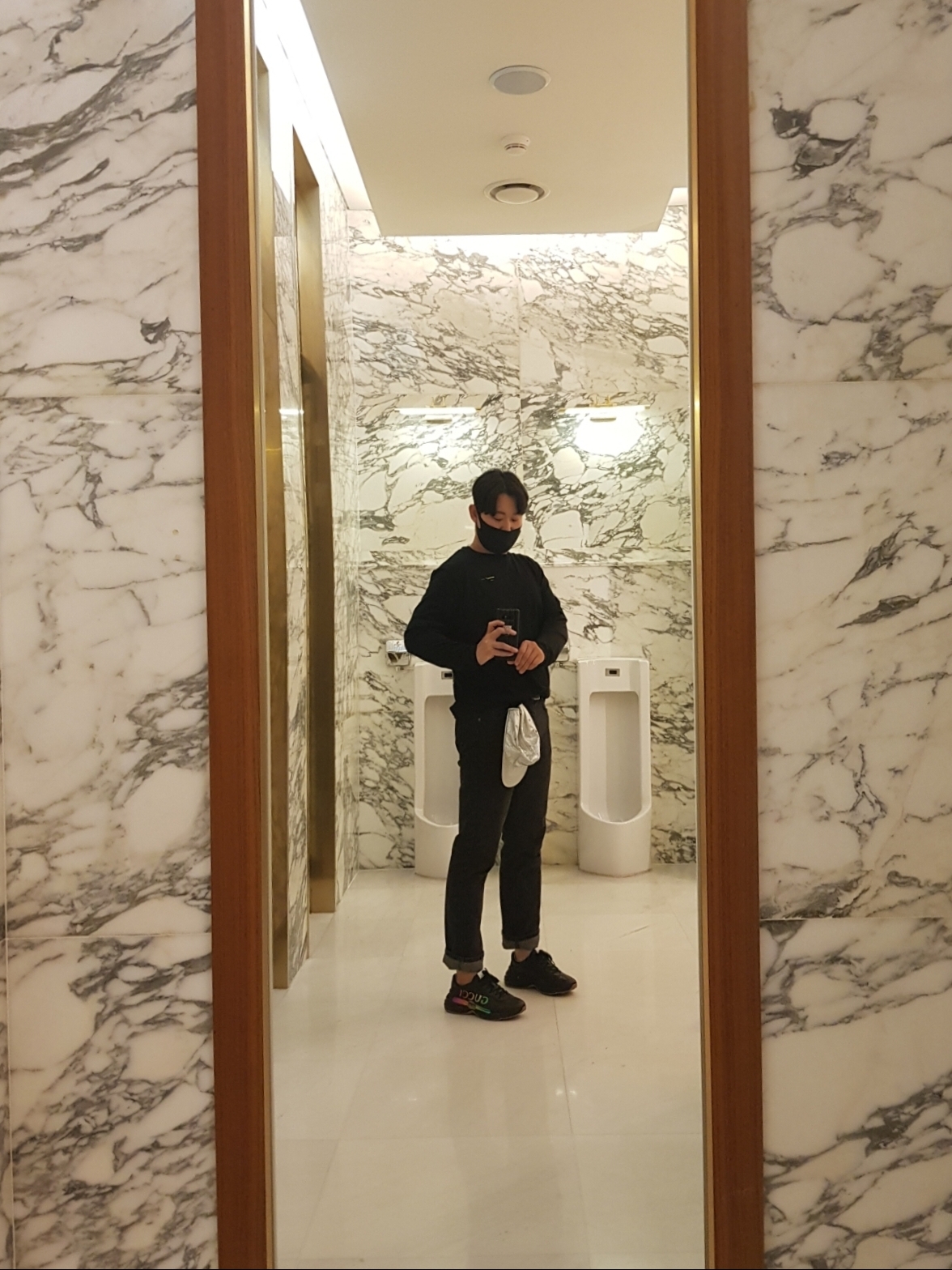 Gucci Rhyton Black Leather Sneakers Iridescent Logo 착용 스타일