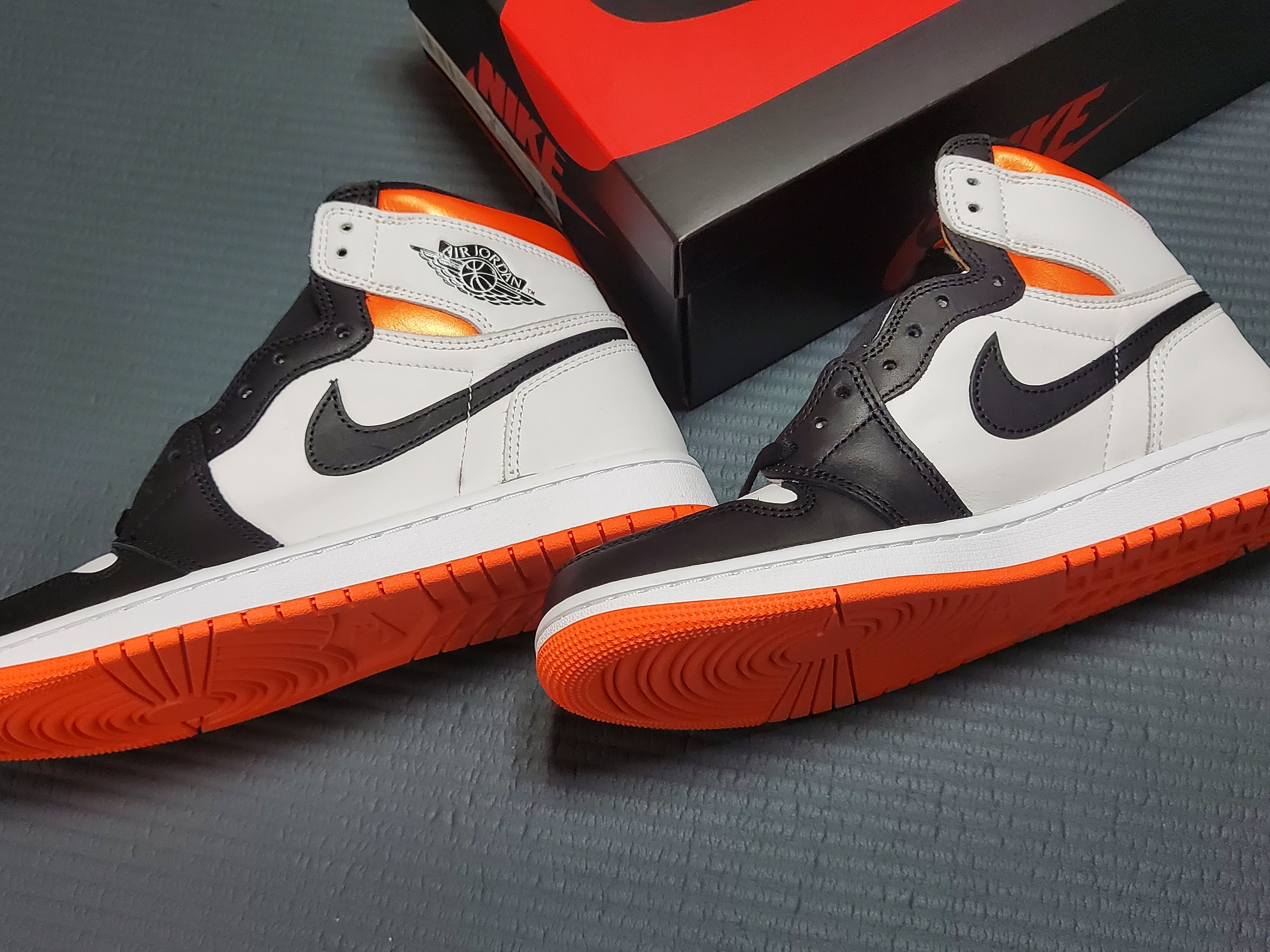 Jordan 1 Retro High OG Electro Orange 착용 스타일 - 1
