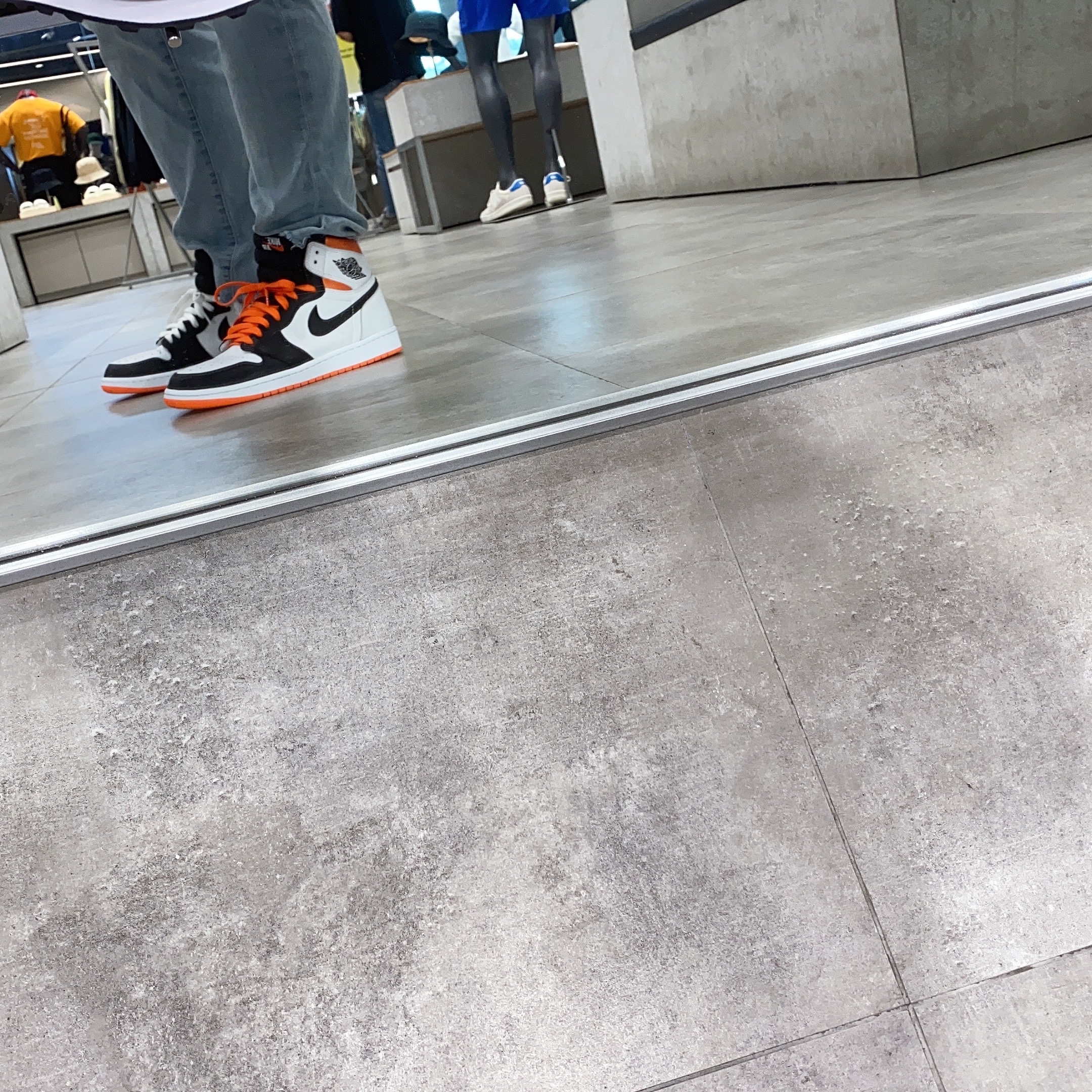 Jordan 1 Retro High OG Electro Orange 착용 스타일 - 2