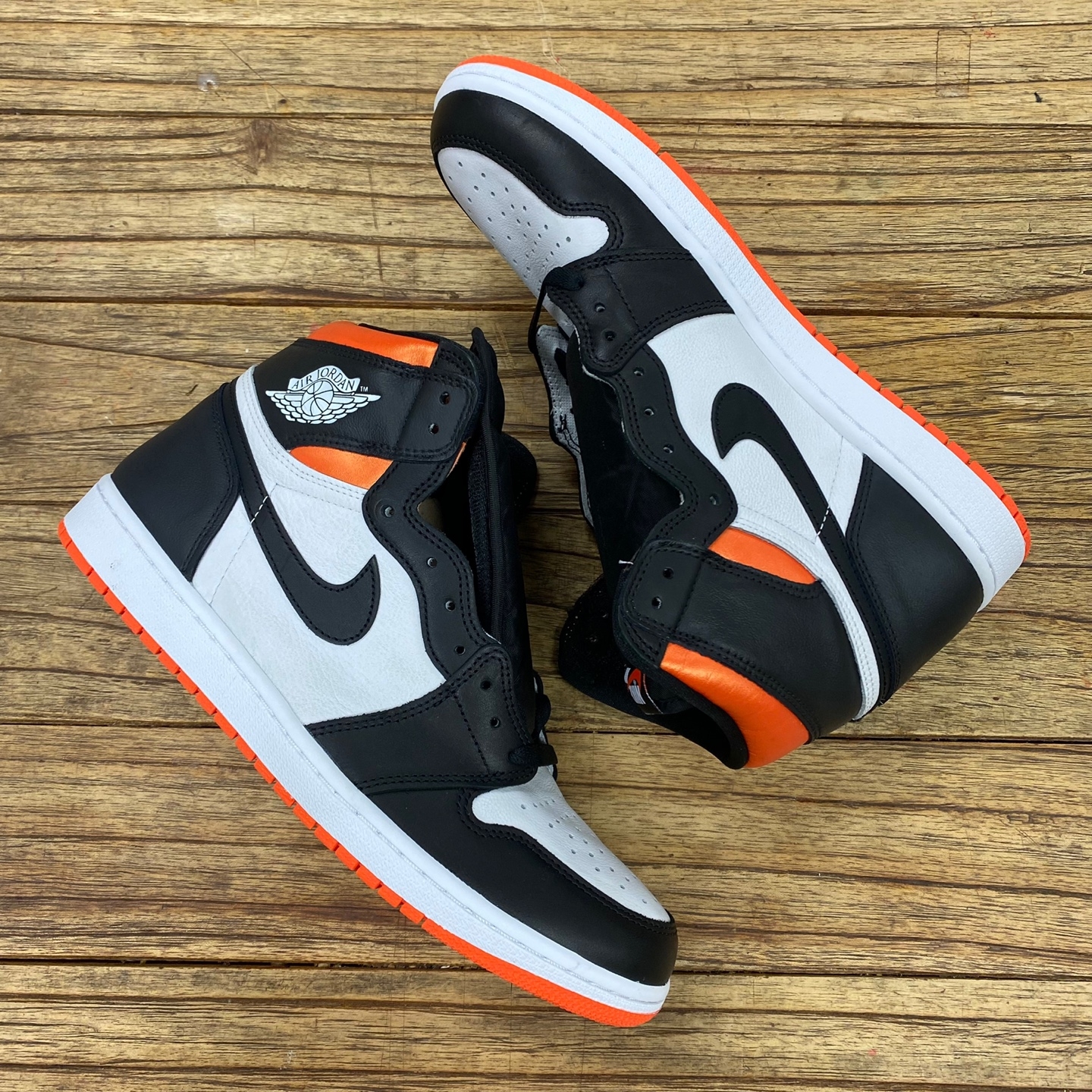 Jordan 1 Retro High OG Electro Orange 착용 스타일 - 2