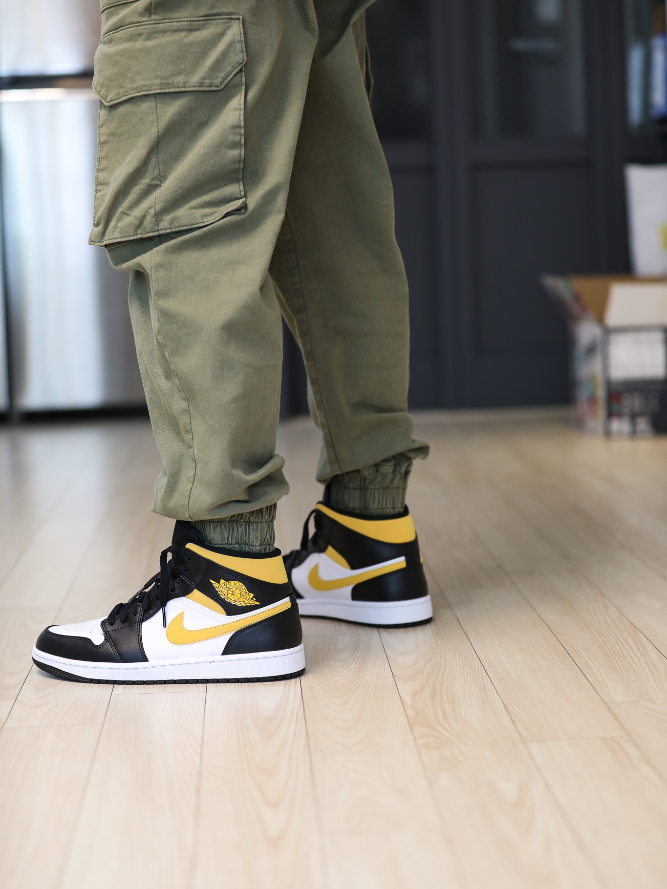 Jordan 1 Mid Pollen 착용 스타일 - 3