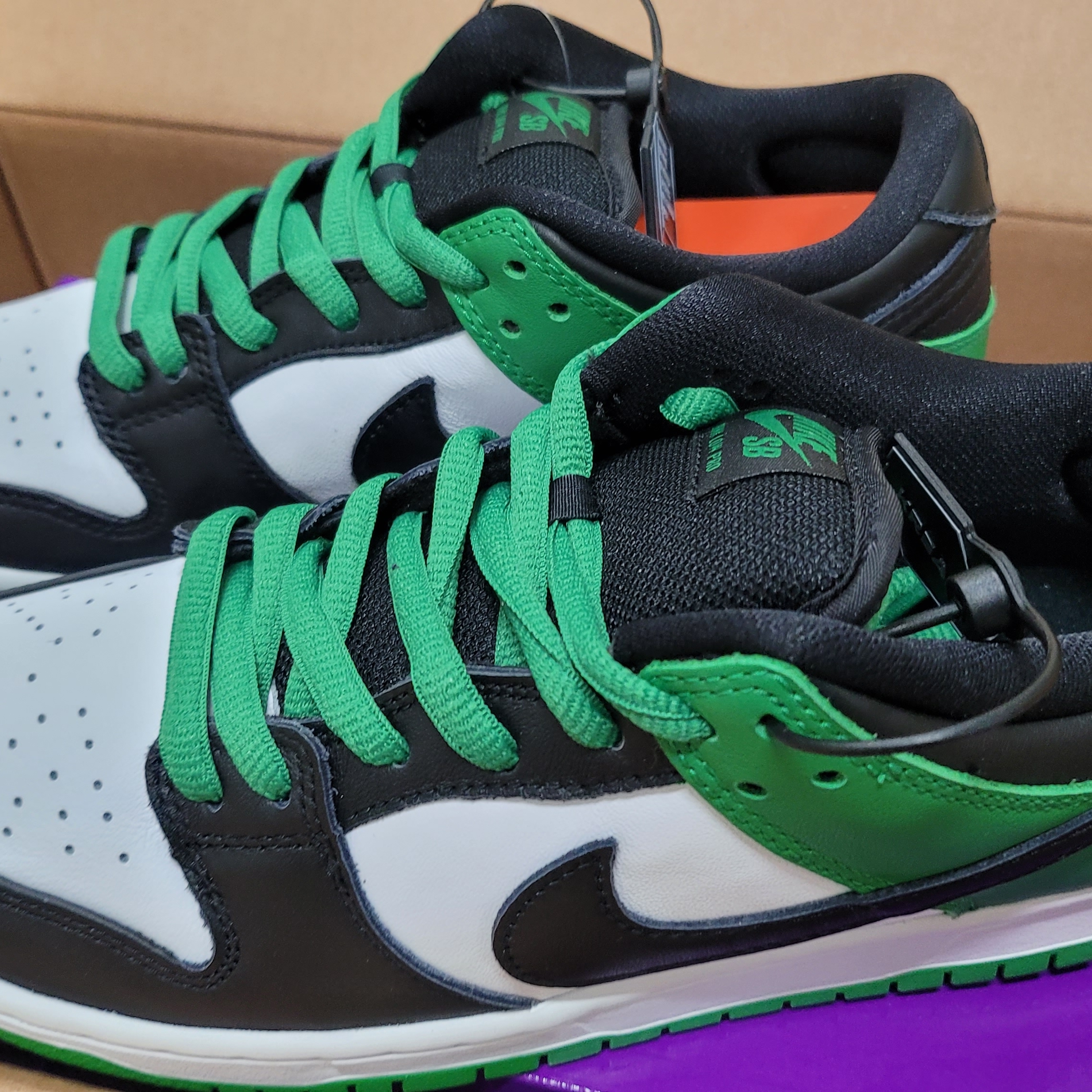 Nike SB Dunk Low Pro Black and Classic Green 착용 스타일 - 2