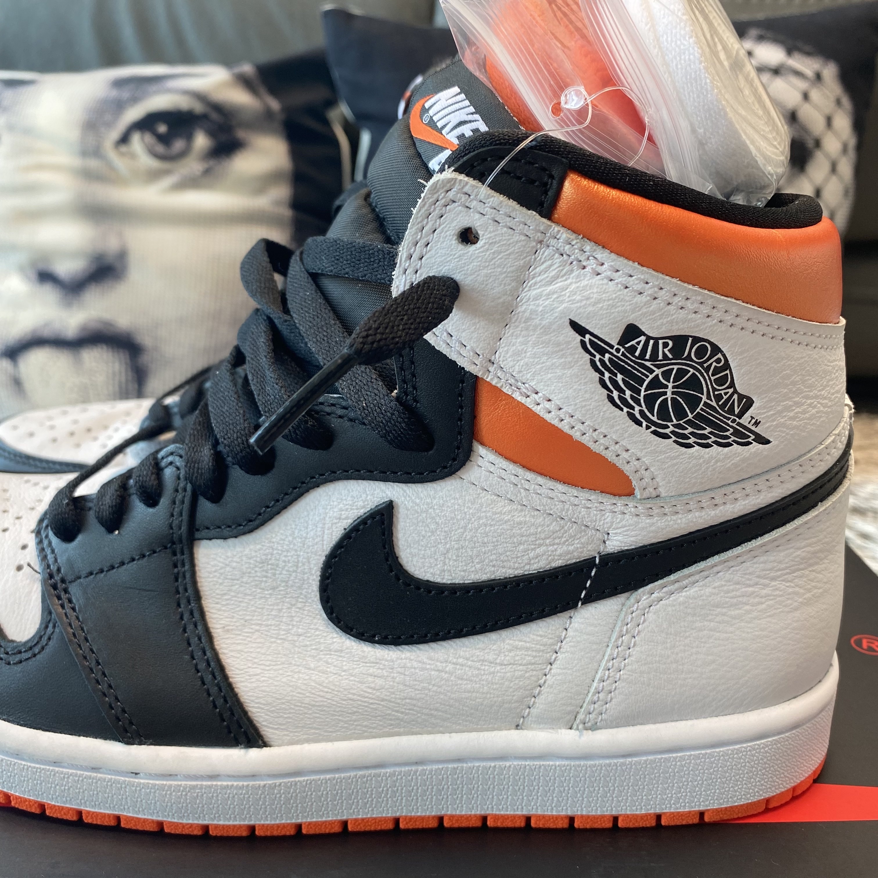 Jordan 1 Retro High OG Electro Orange 착용 스타일 - 3