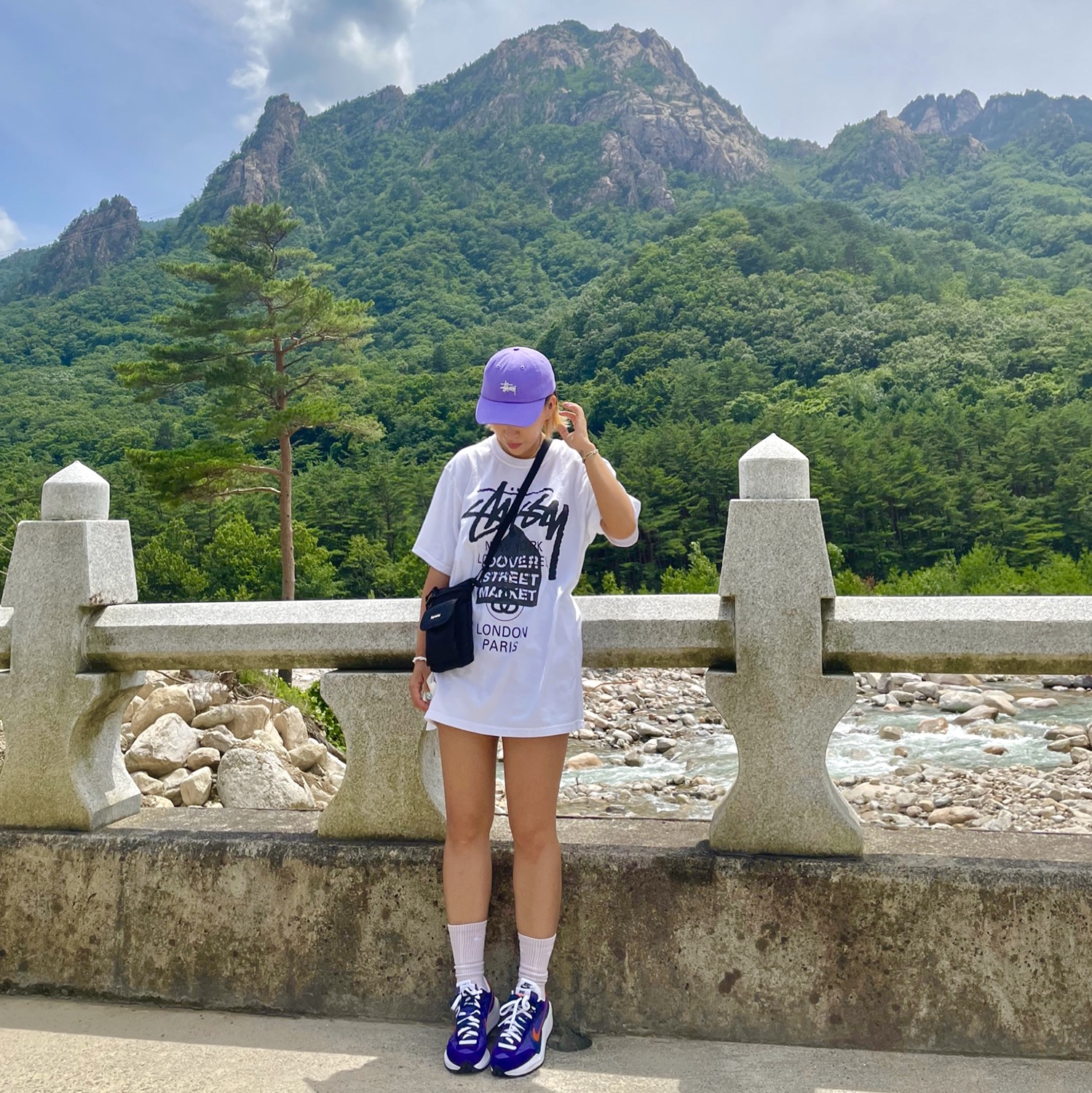 Nike x Sacai VaporWaffle Dark Iris, Stussy DSM World Tour T-Shirt White 착용 스타일