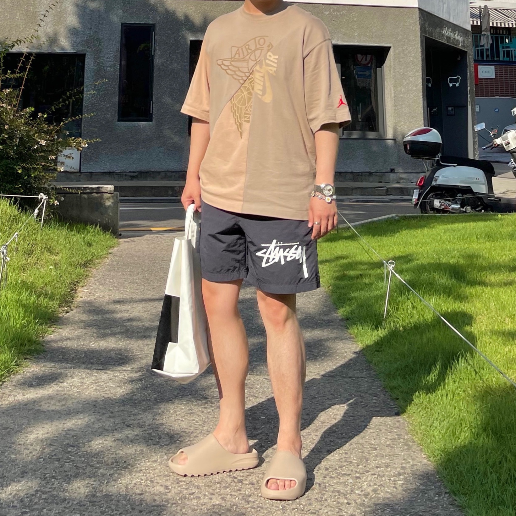 Jordan x Travis Scott S/S Top - Asia, Nike x Stussy Water Shorts Off Noir 착용 스타일