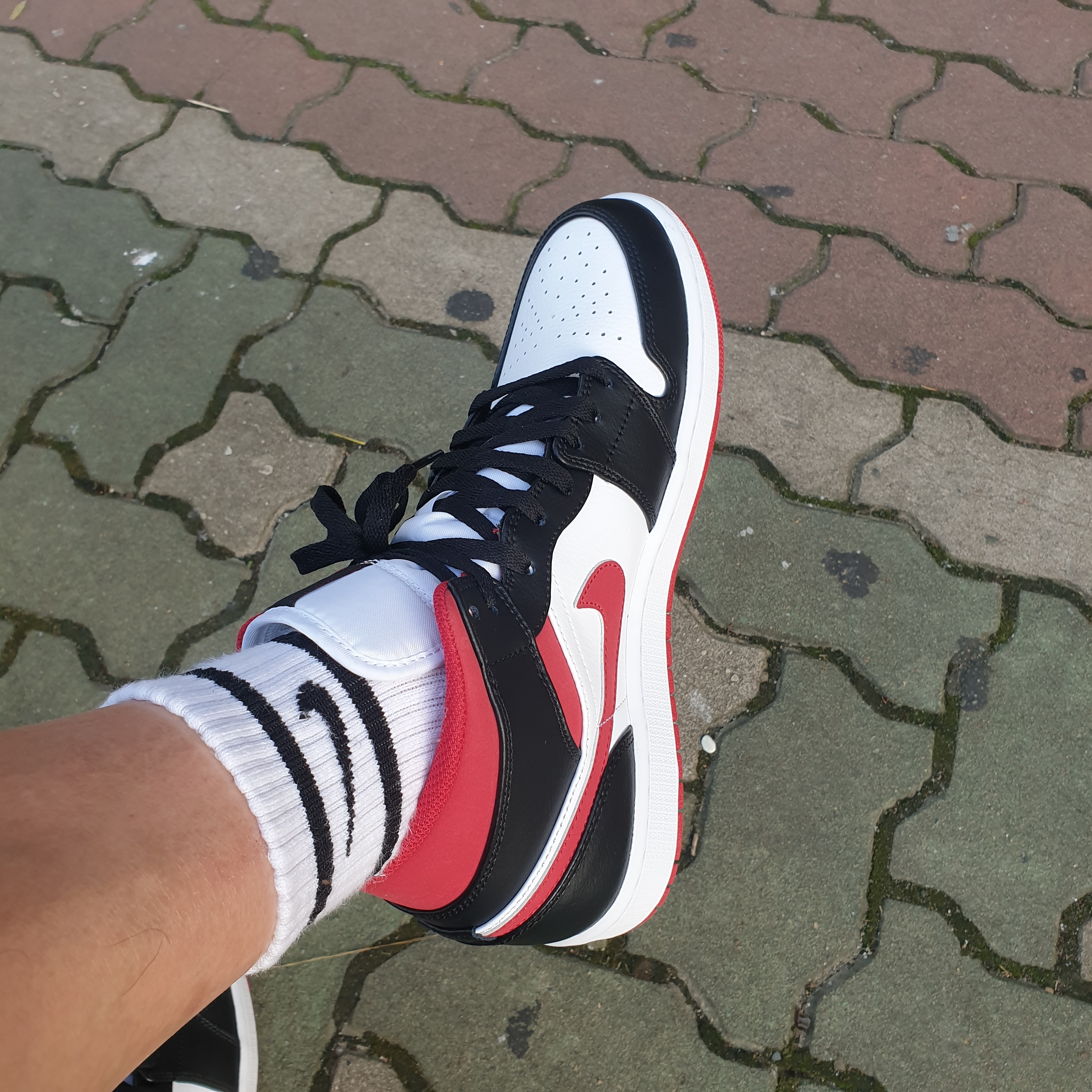 Jordan 1 Mid Gym Red Black White 착용 스타일