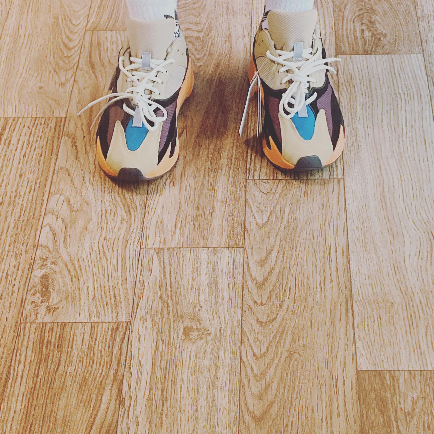 Adidas Yeezy Boost 700 Enflame Amber 착용 스타일 - 2