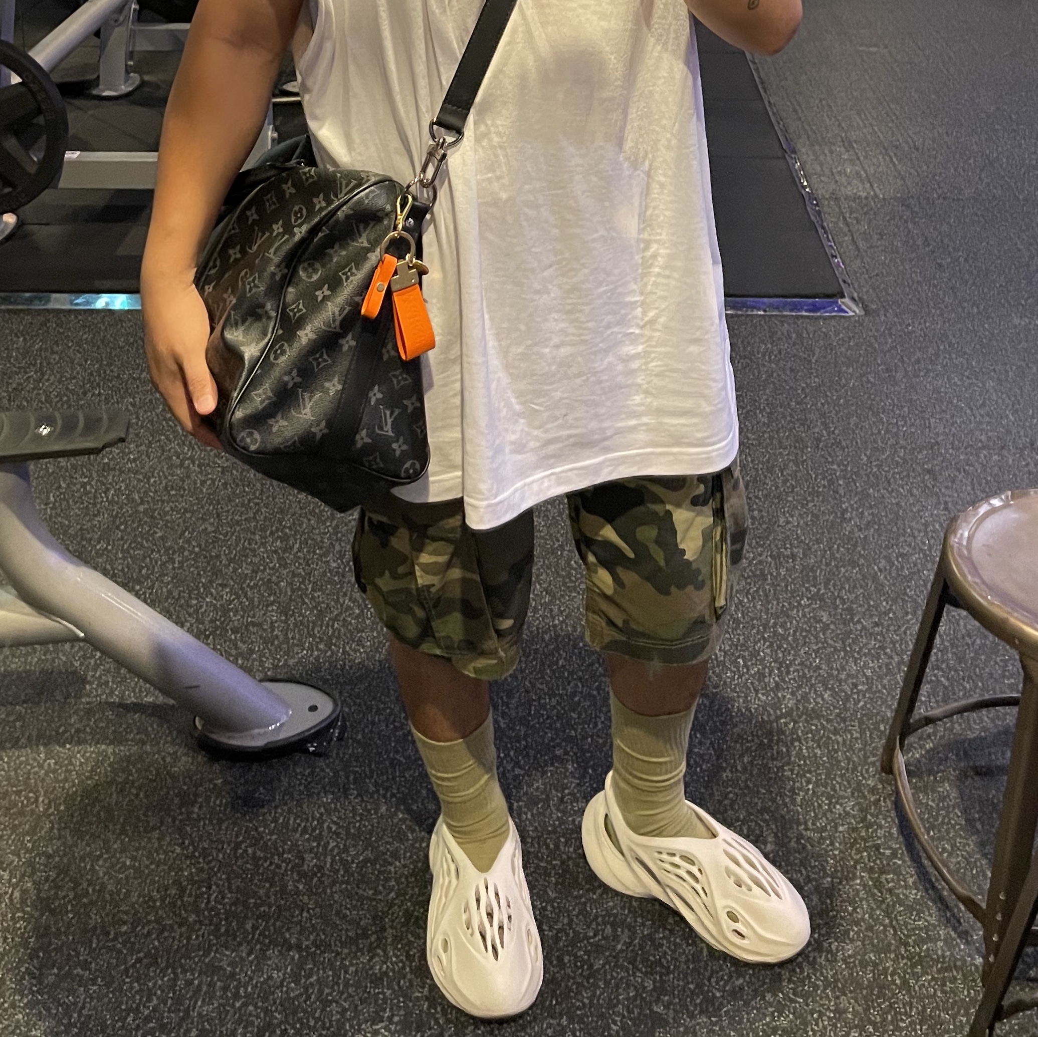 Adidas Yeezy Foam RNNR Sand 착용 스타일