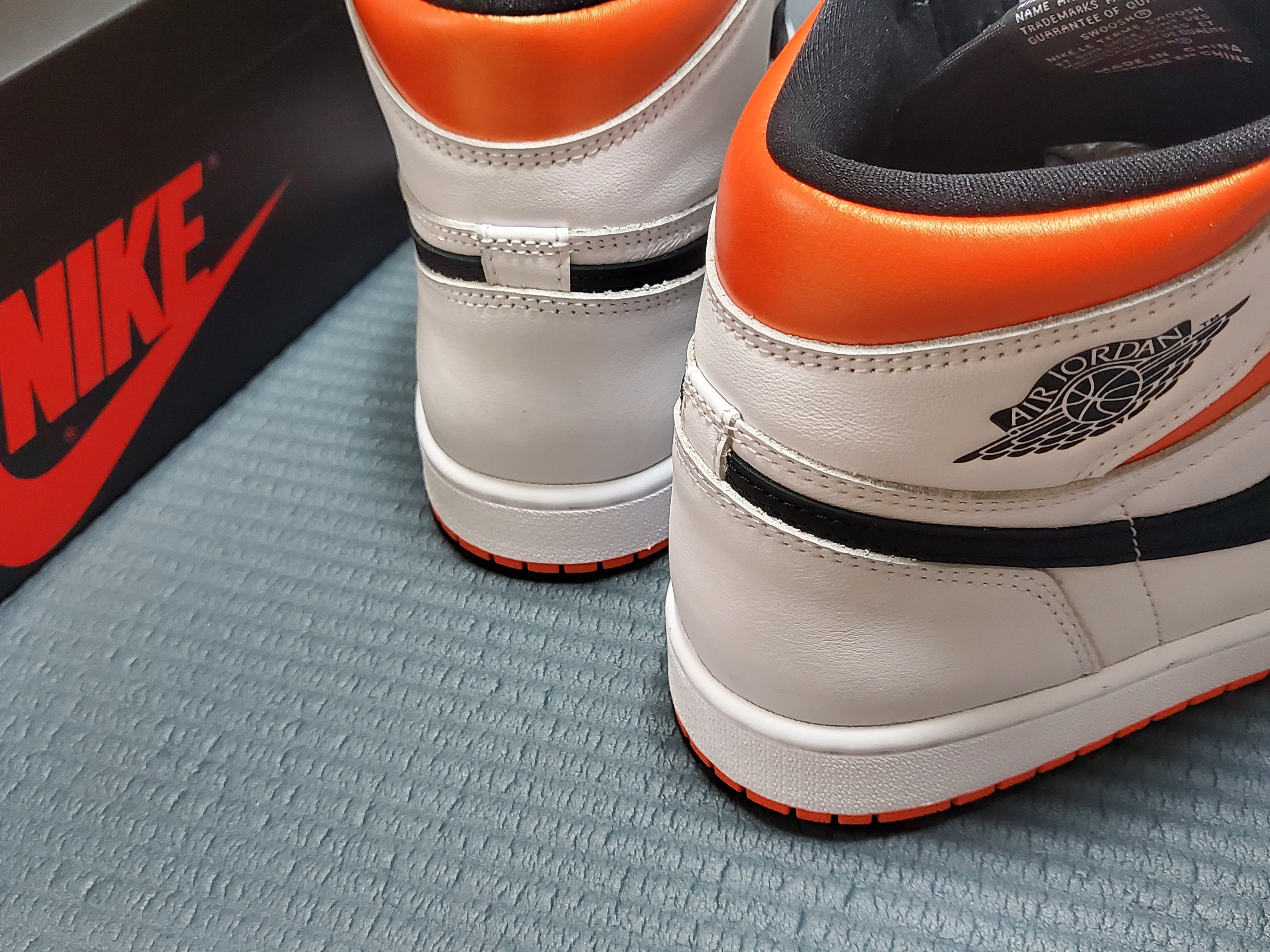 Jordan 1 Retro High OG Electro Orange 착용 스타일 - 3