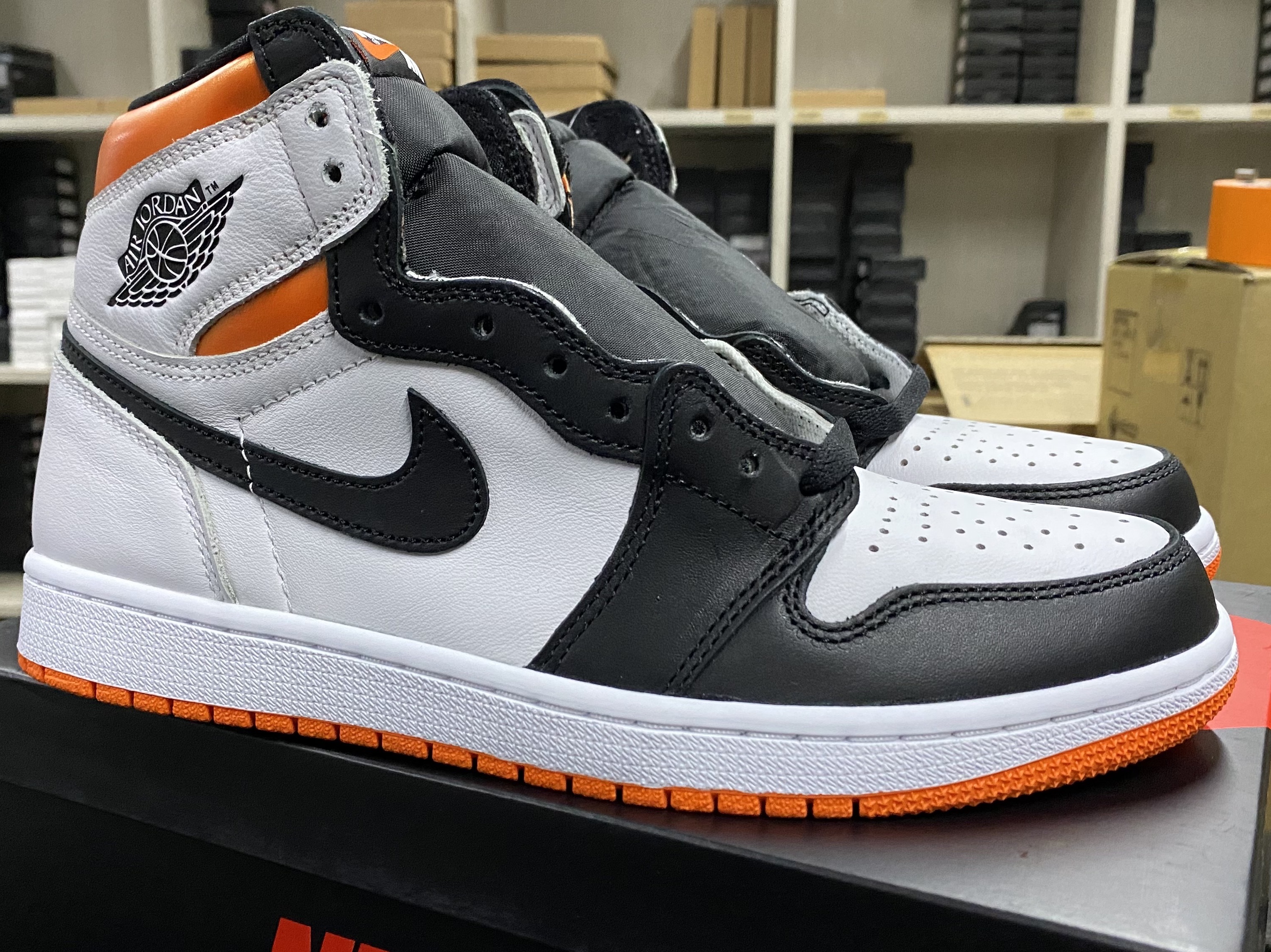 Jordan 1 Retro High OG Electro Orange 착용 스타일 - 2