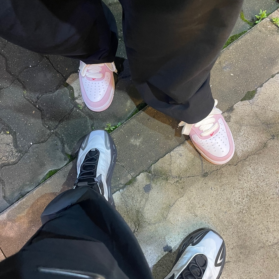 Nike Air Force 1 '07 QS Valentine's Day, Adidas Yeezy Boost 700 MNVN Blue Tint 착용 스타일