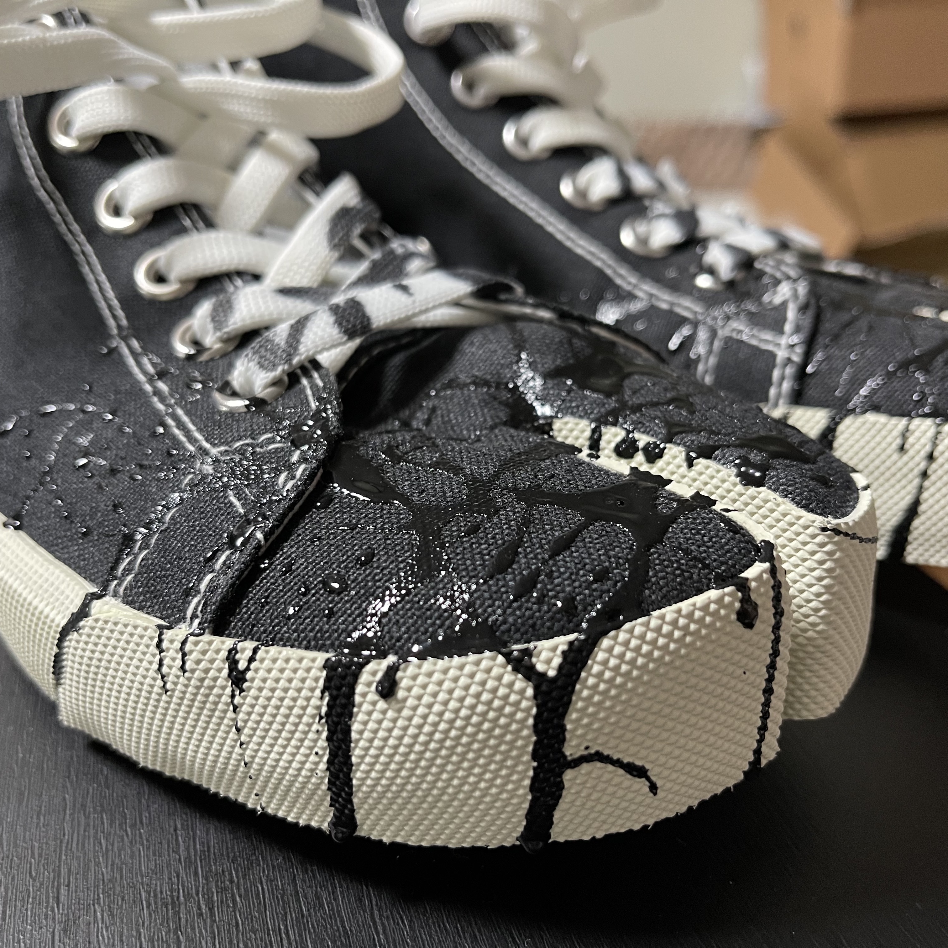 Maison Margiela Tabi High Paint Drop Sneakers Black 착용 스타일 - 2