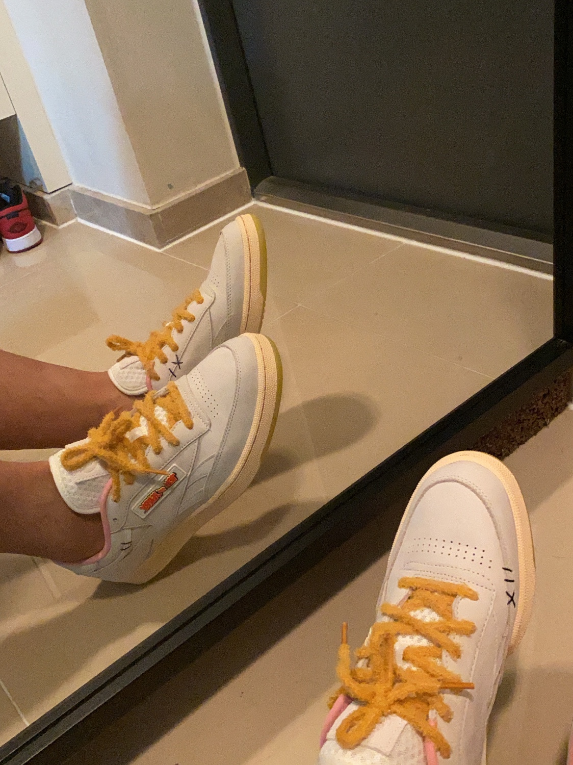 Reebok x Tom & Jerry Club C Revenge Low Jerry 착용 스타일 - 2