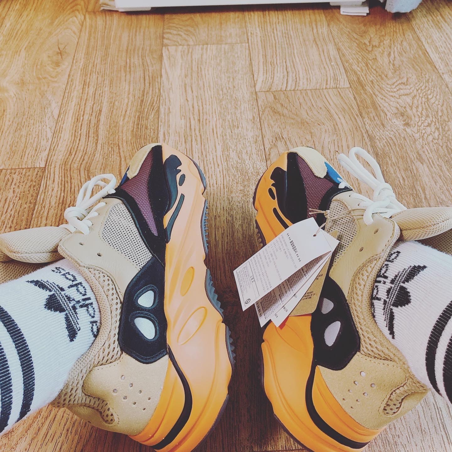 Adidas Yeezy Boost 700 Enflame Amber 착용 스타일 - 3