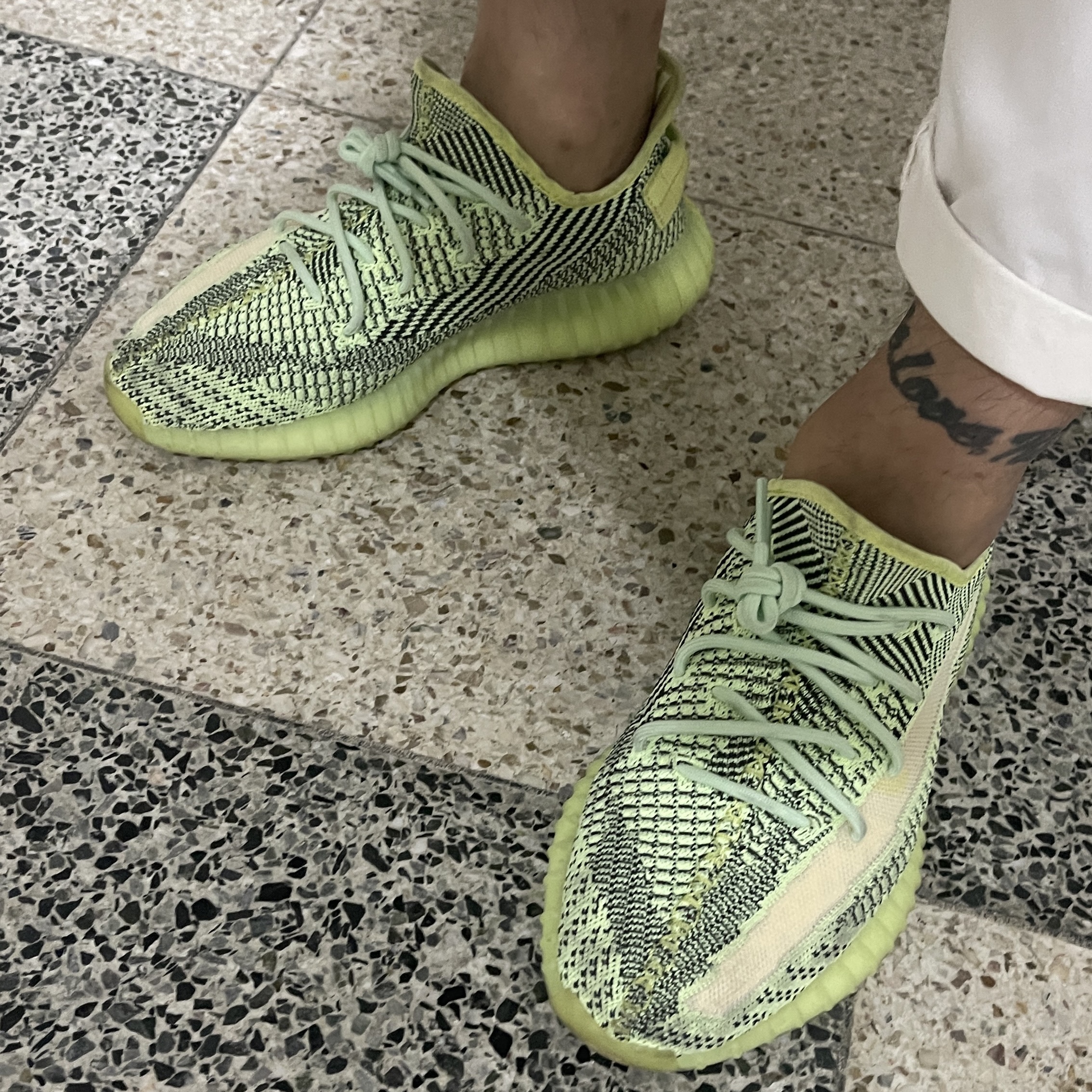 Adidas Yeezy Boost 350 V2 Yeezreel - Non-Reflective 착용 스타일