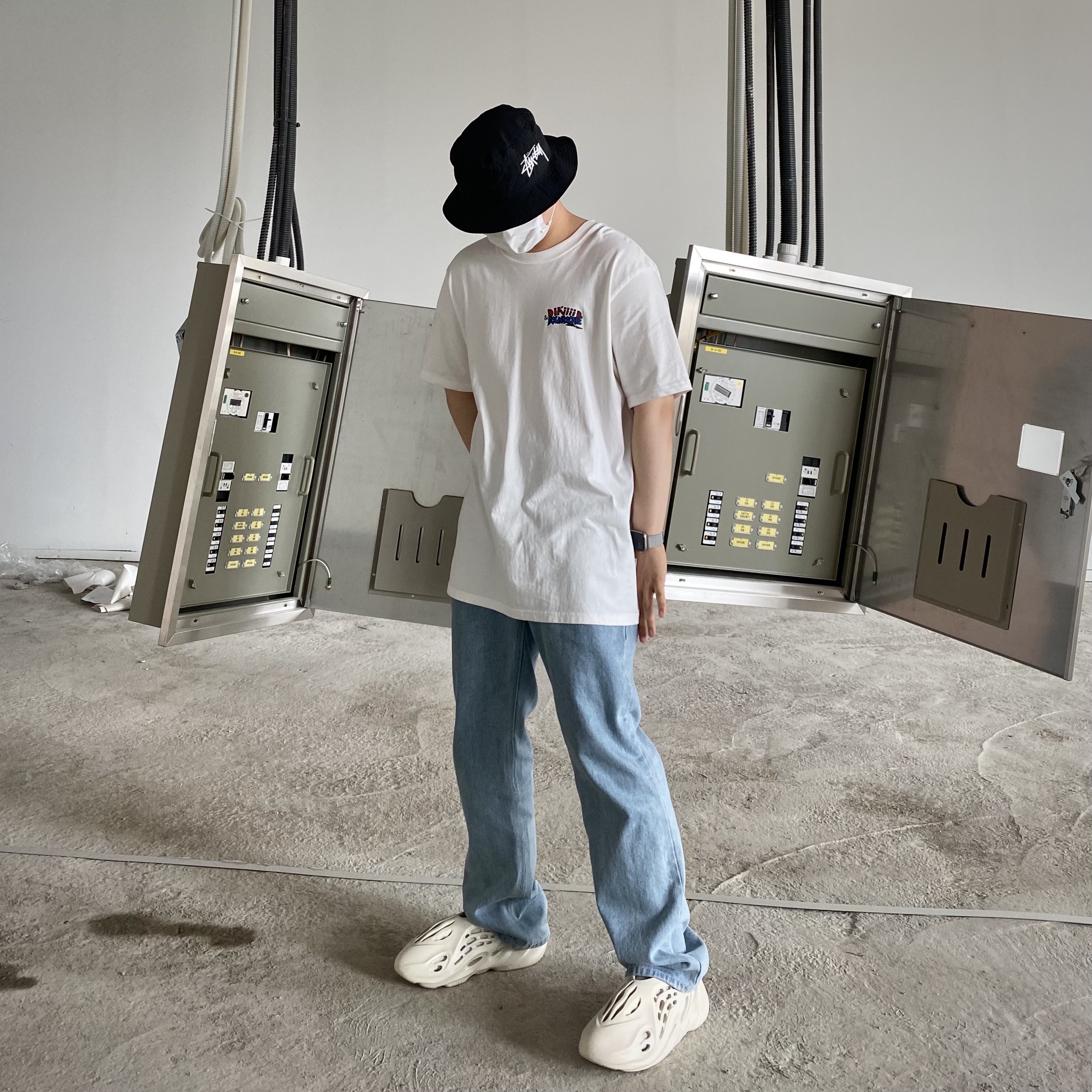 Adidas Yeezy Foam RNNR Sand, Nike x Stussy Bucket Hat Black 착용 스타일 - 1