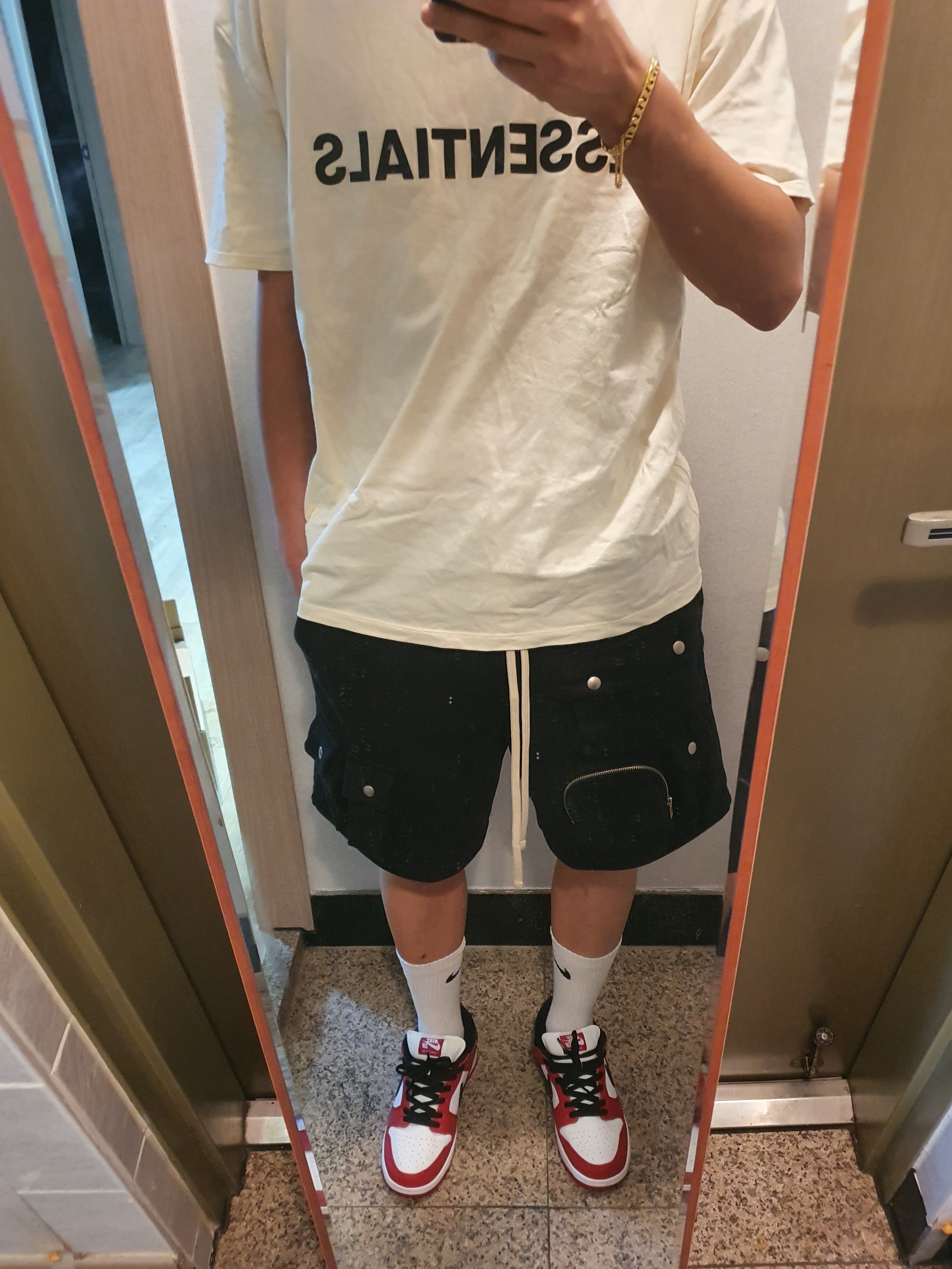 Essentials 3D Silicon Applique Boxy T-Shirt Buttercream 2020, Nike SB Dunk Low Pro Chicago 착용 스타일