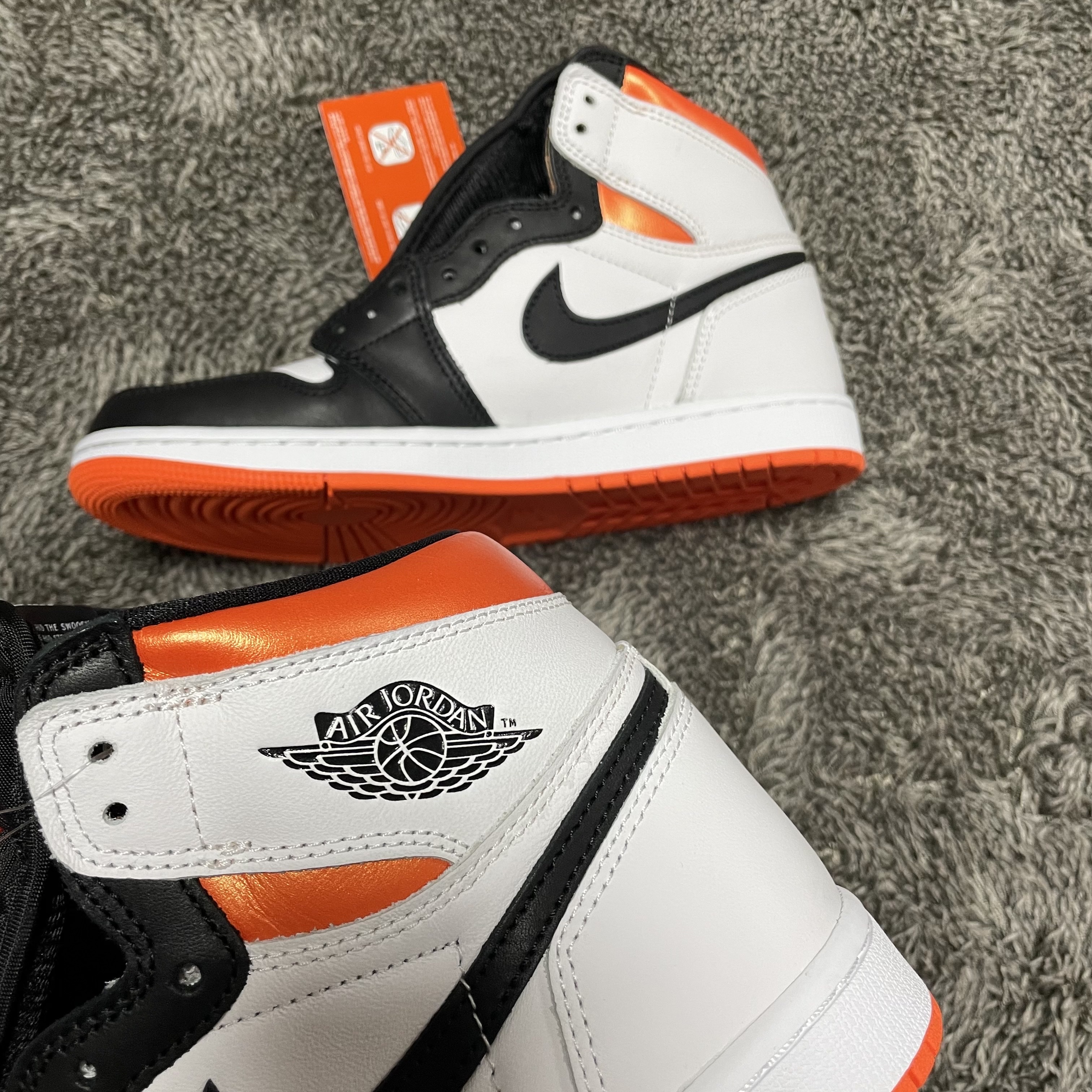 Jordan 1 Retro High OG Electro Orange 착용 스타일 - 1
