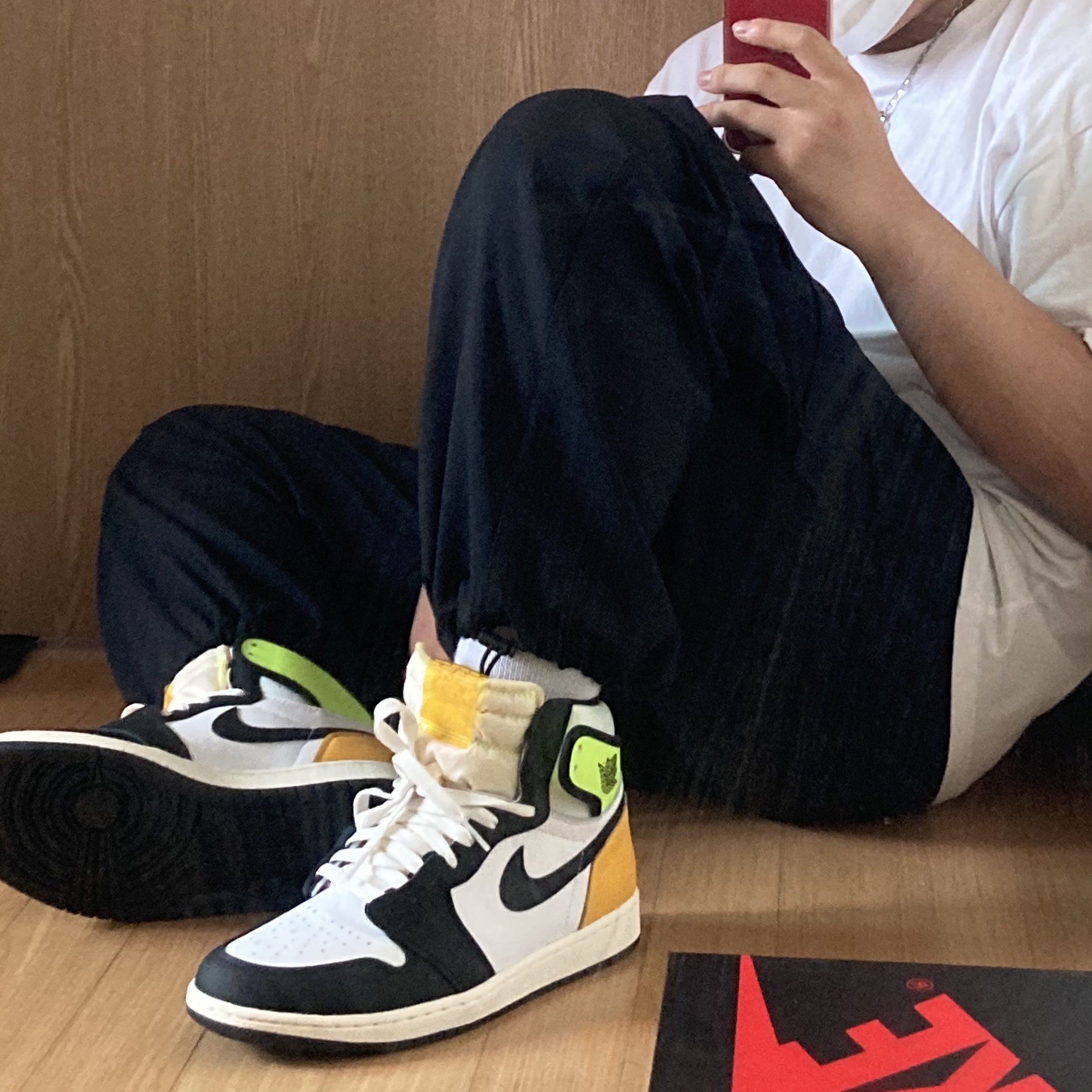 Jordan 1 Retro High OG Volt Gold 착용 스타일 - 1