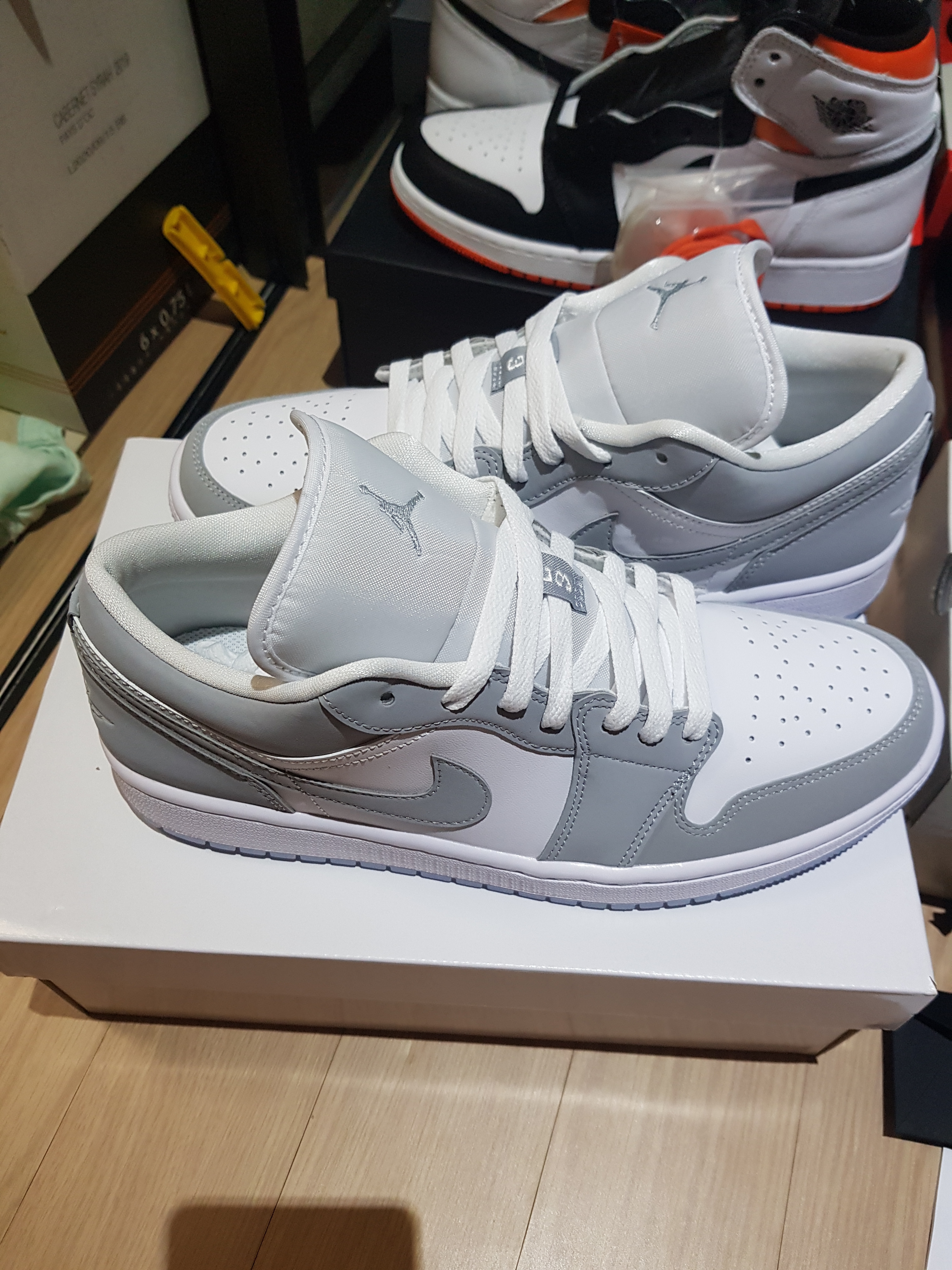 Converse x Moncler x Fragment Jack Purcell Fraylor II Black, (W) Jordan 1 Low White Wolf Grey 착용 스타일 - 2