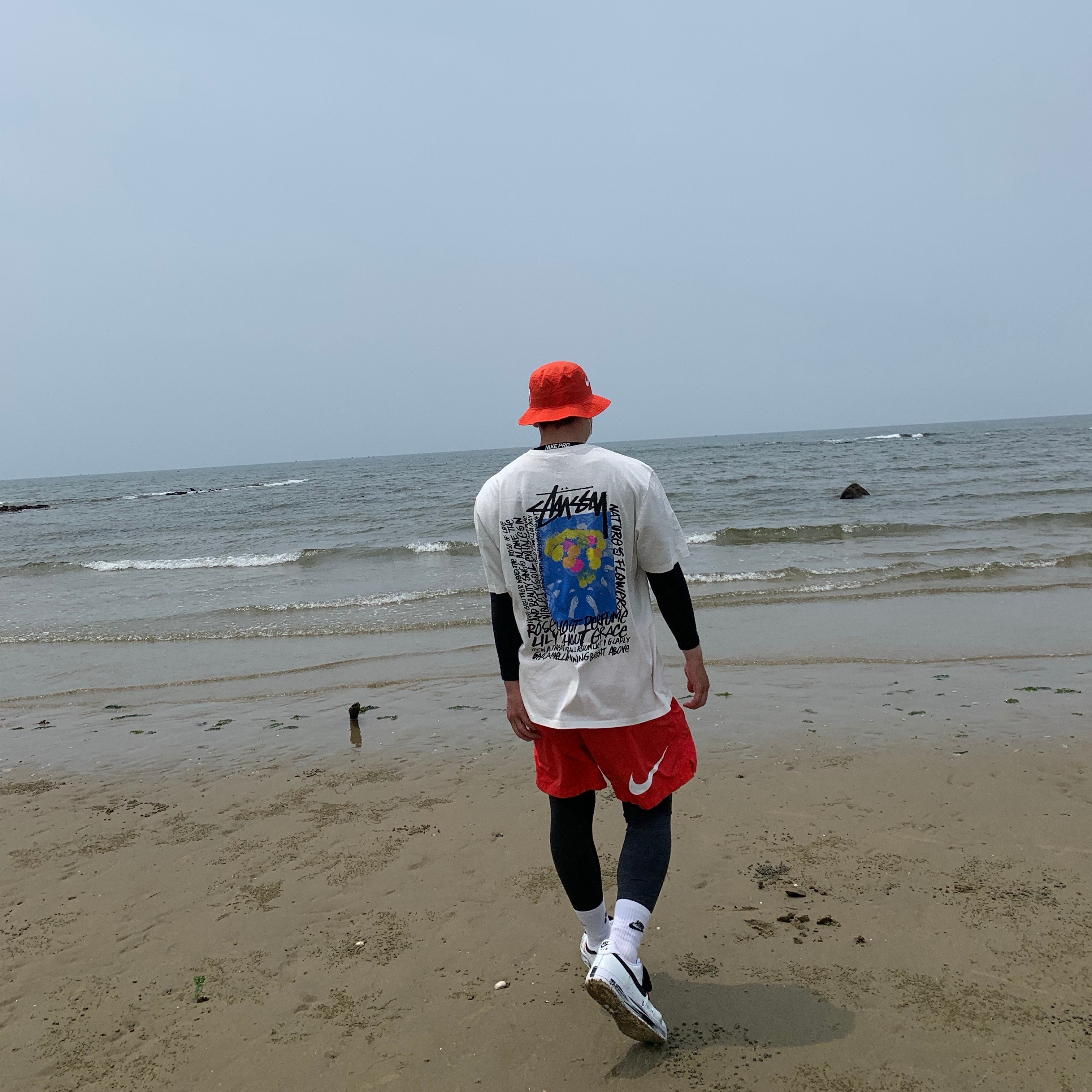 Nike x Stussy Water Shorts Habanero Red, Nike x Stussy Bucket Hat Habanero Red 착용 스타일
