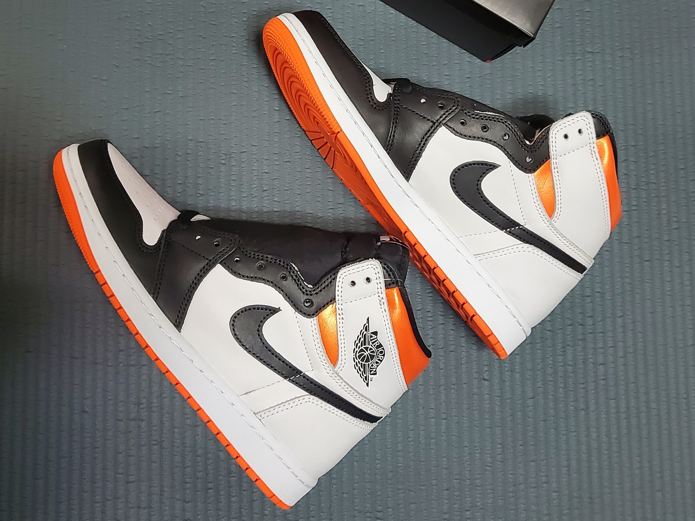 Jordan 1 Retro High OG Electro Orange 착용 스타일 - 4