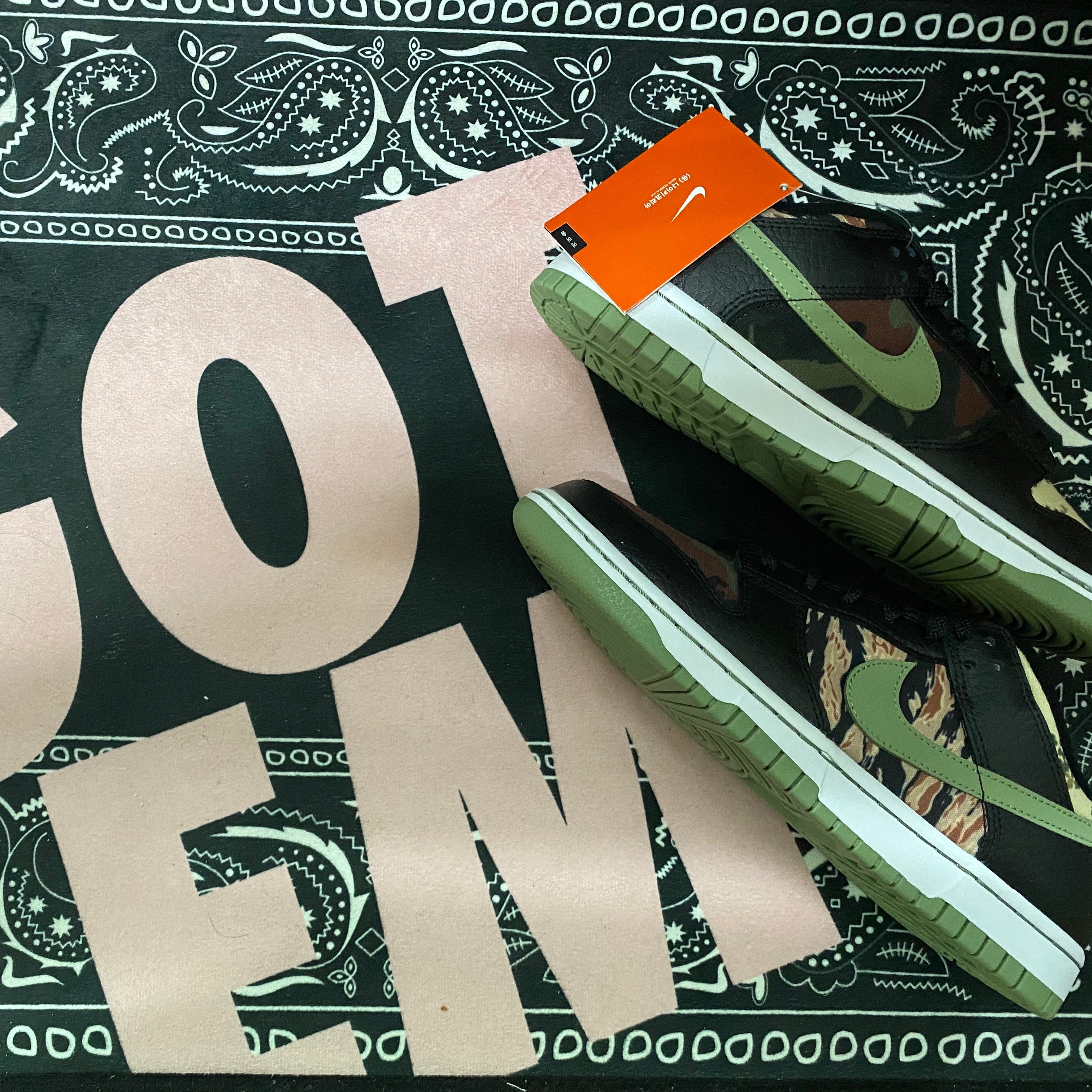 Nike Dunk Low SE Black Multi Camo 착용 스타일 - 2