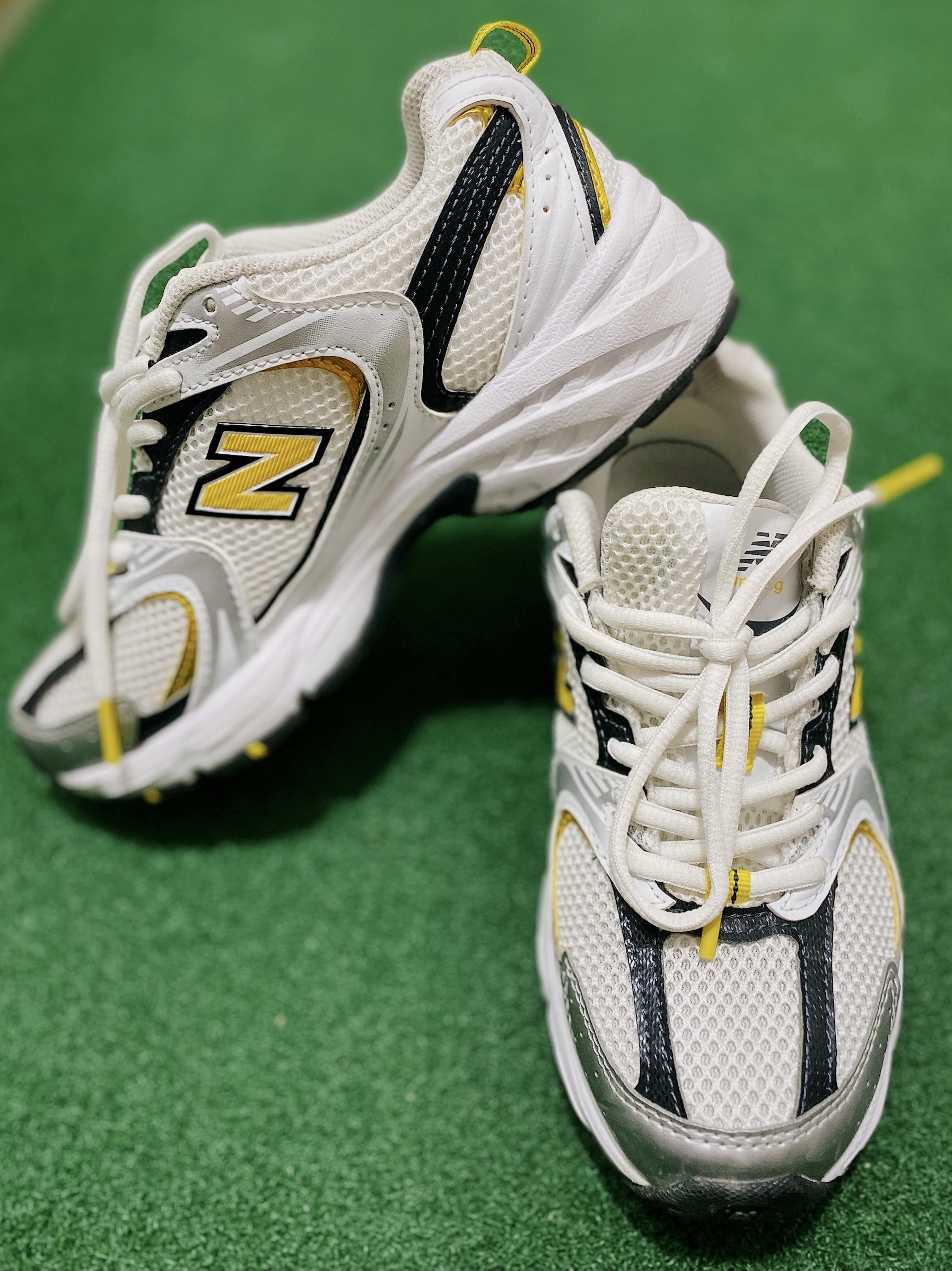 New Balance 530 White Yellow 착용 스타일 - 2