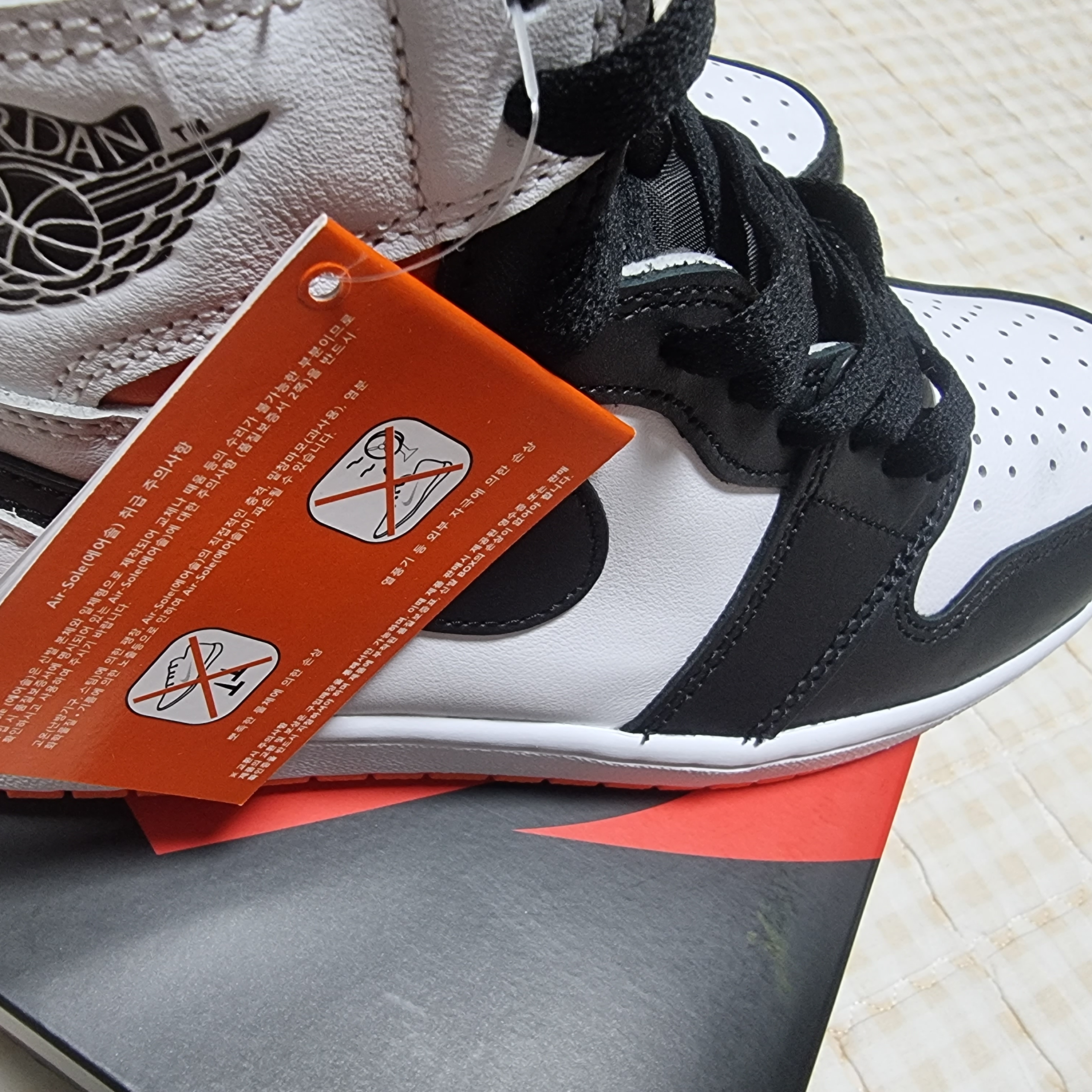 Jordan 1 Retro High OG Electro Orange 착용 스타일 - 3