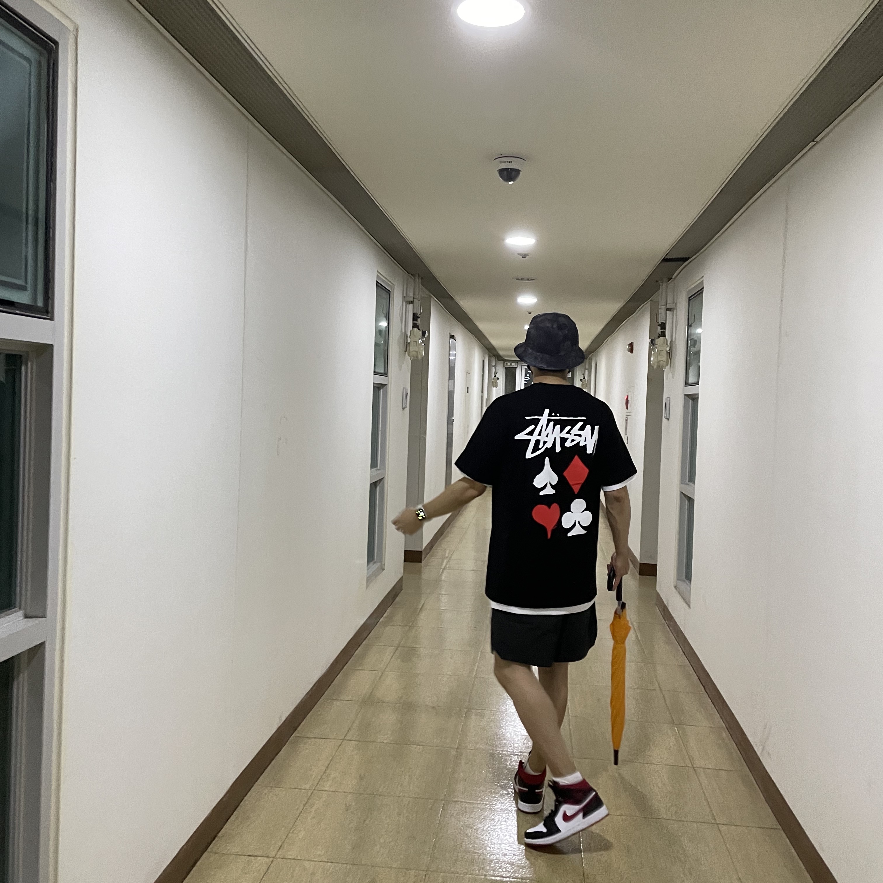 Stussy Full Deck 2 T-Shirt Black, Jordan 1 Mid Gym Red Black White 착용 스타일 - 2
