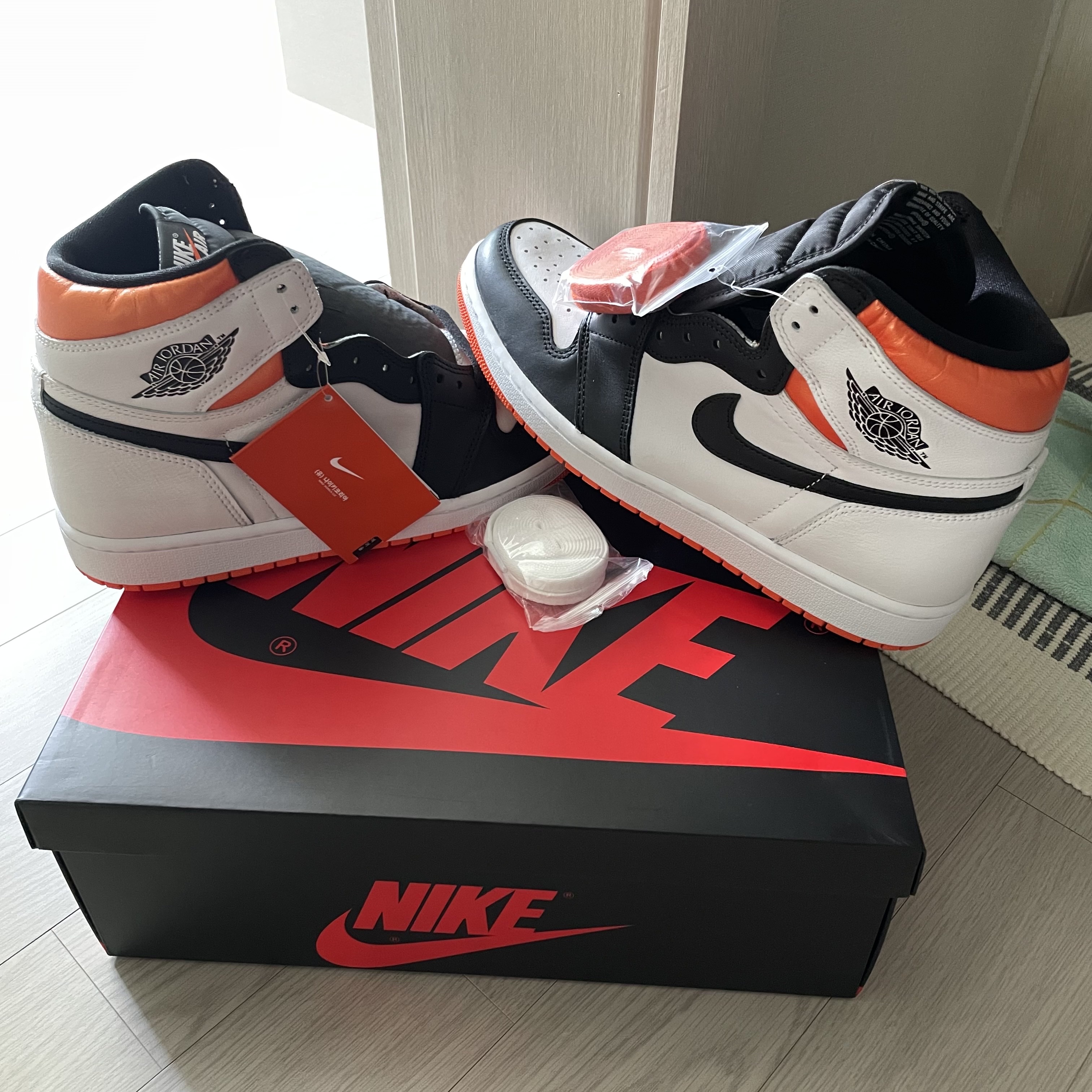 Jordan 1 Retro High OG Electro Orange 착용 스타일