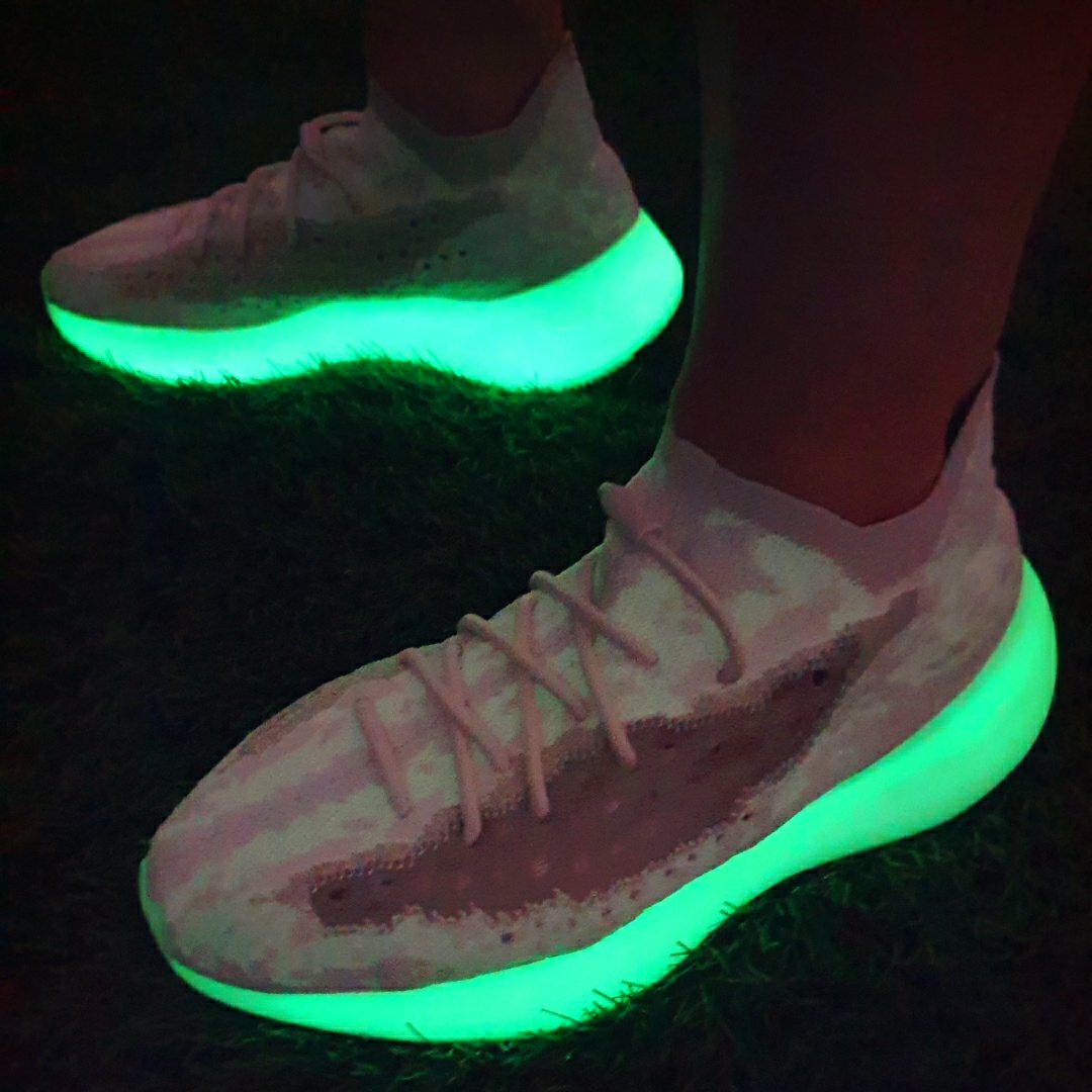 Adidas Yeezy Boost 380 Calcite Glow 착용 스타일 - 5