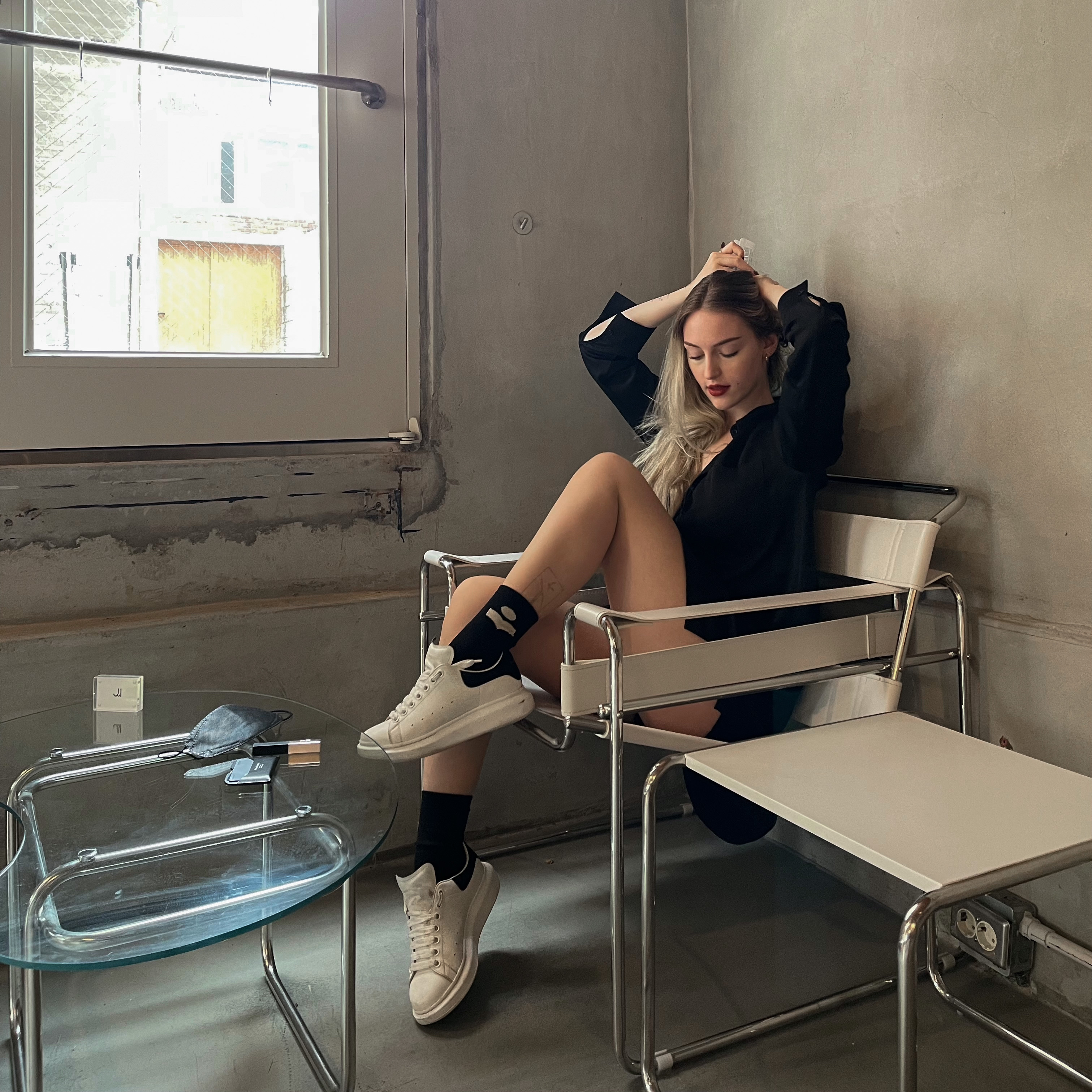 Alexander McQueen Oversized Sneakers White Black 착용 스타일