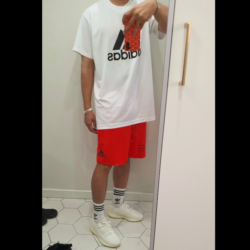 Adidas Yeezy Boost 350 V2 Cream/Triple White 착용 스타일