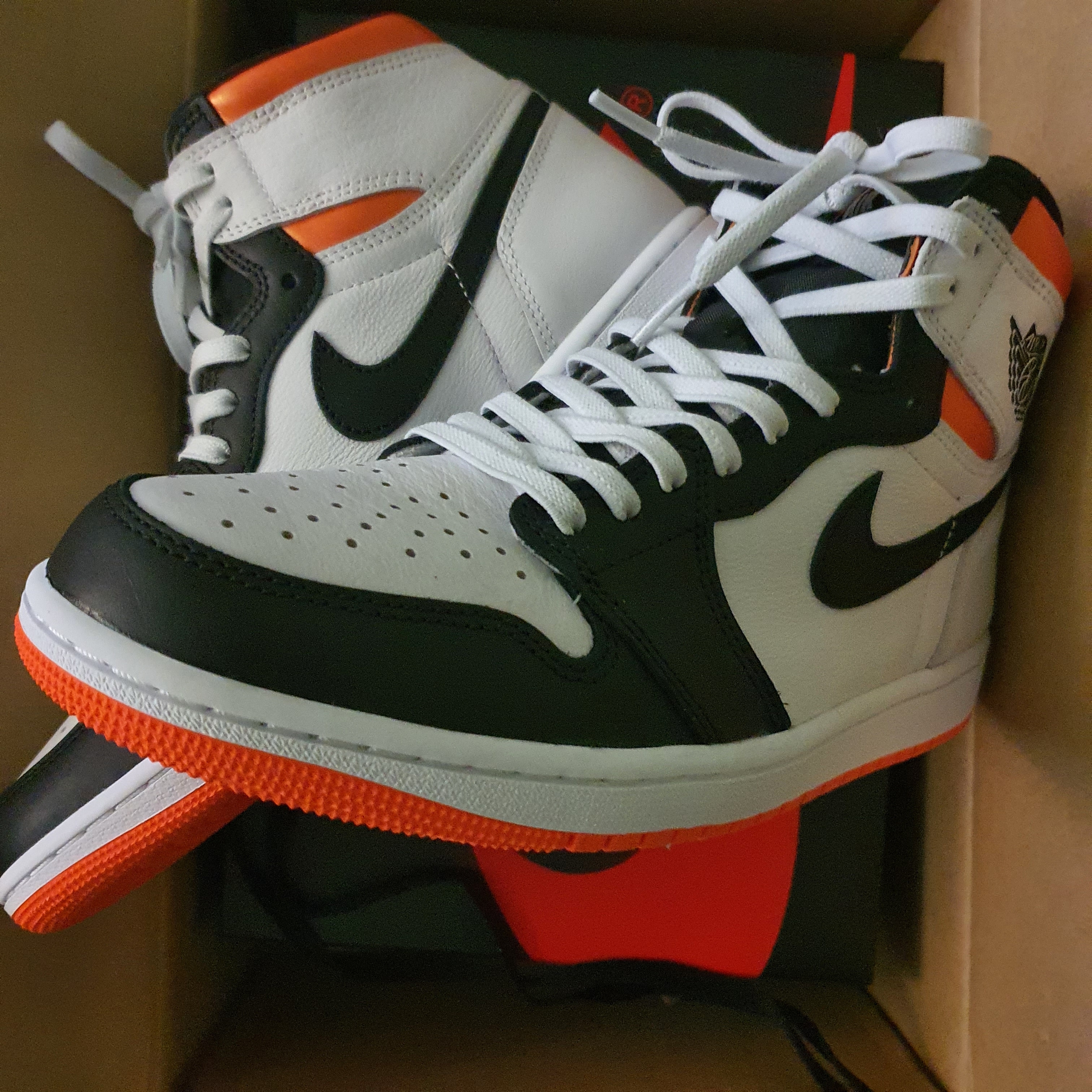 Jordan 1 Retro High OG Electro Orange 착용 스타일