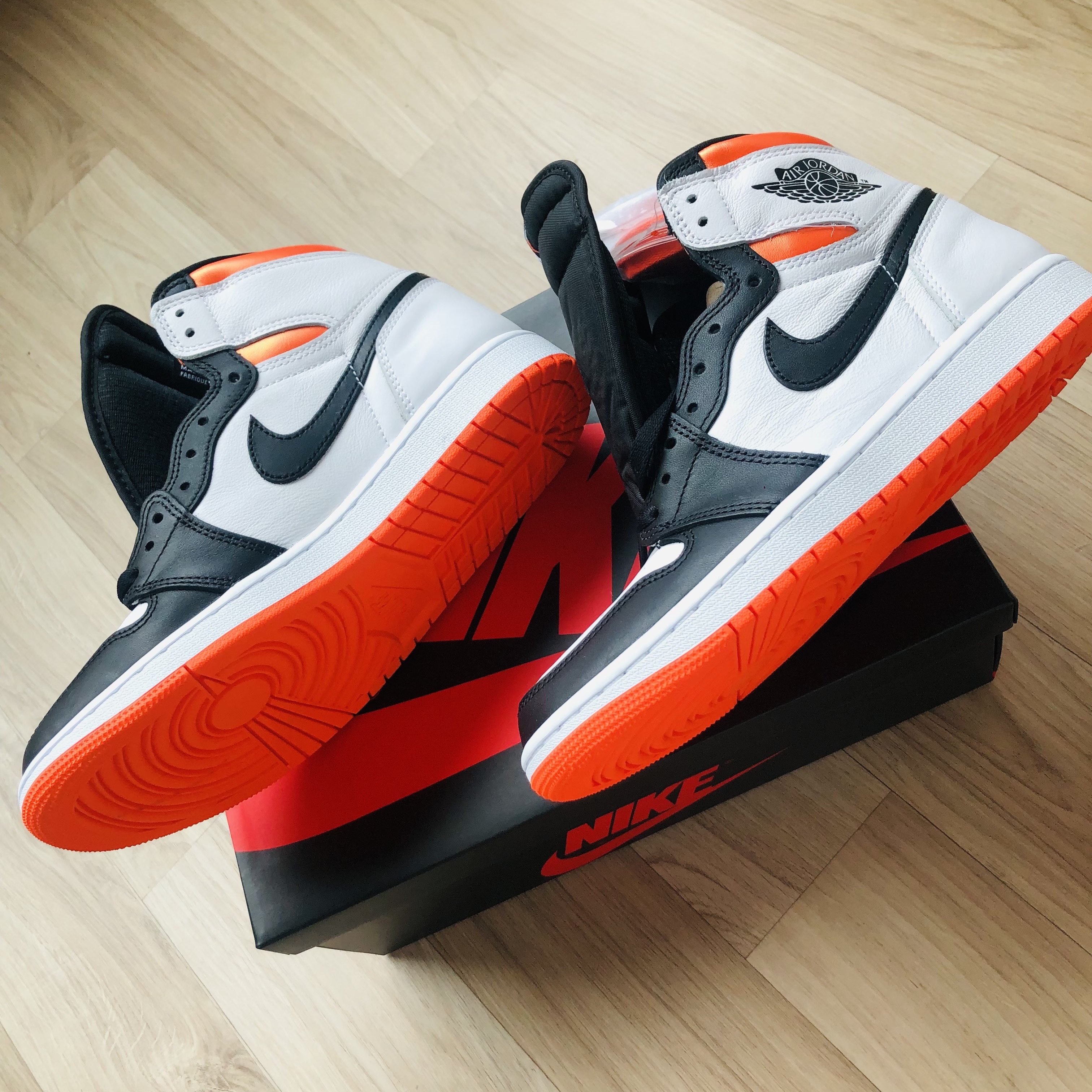 Jordan 1 Retro High OG Electro Orange 착용 스타일