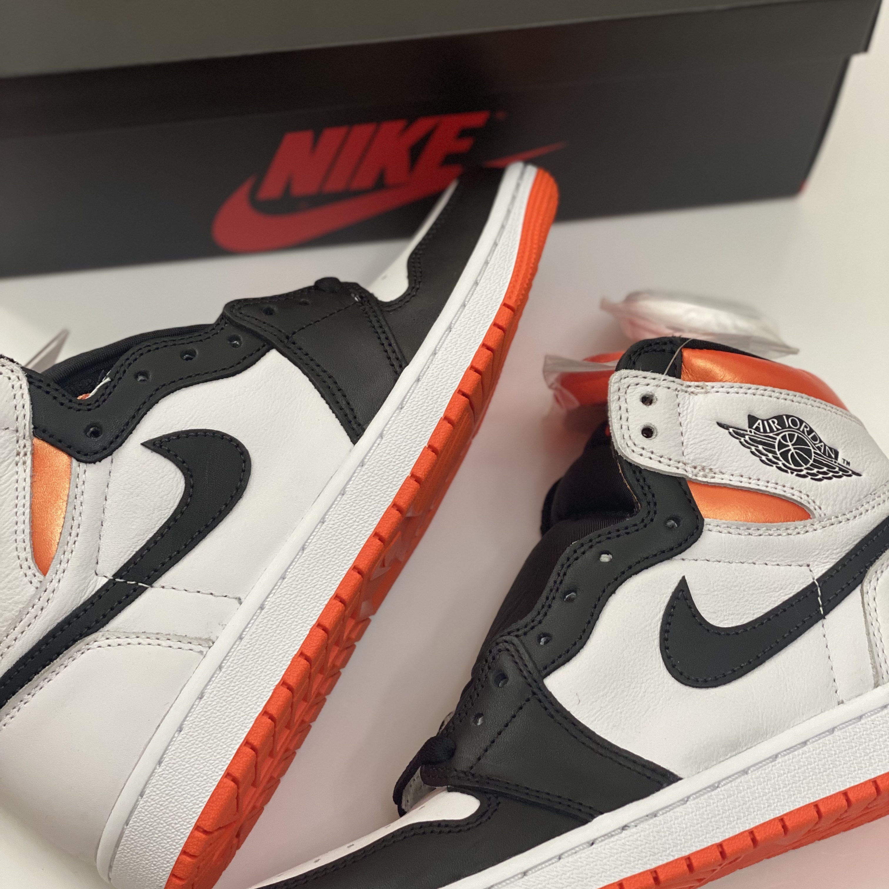 Jordan 1 Retro High OG Electro Orange 착용 스타일