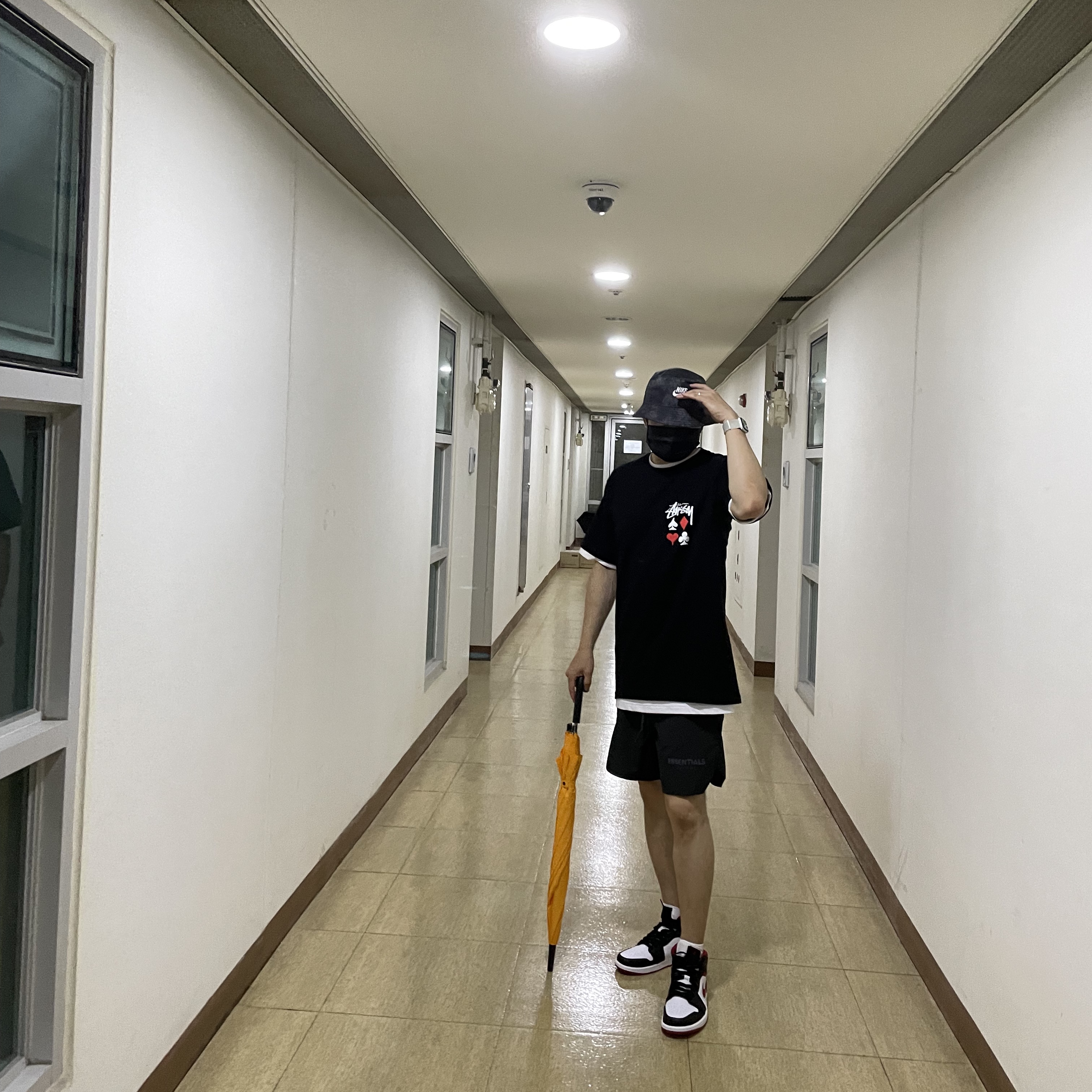 Stussy Full Deck 2 T-Shirt Black, Jordan 1 Mid Gym Red Black White 착용 스타일 - 3