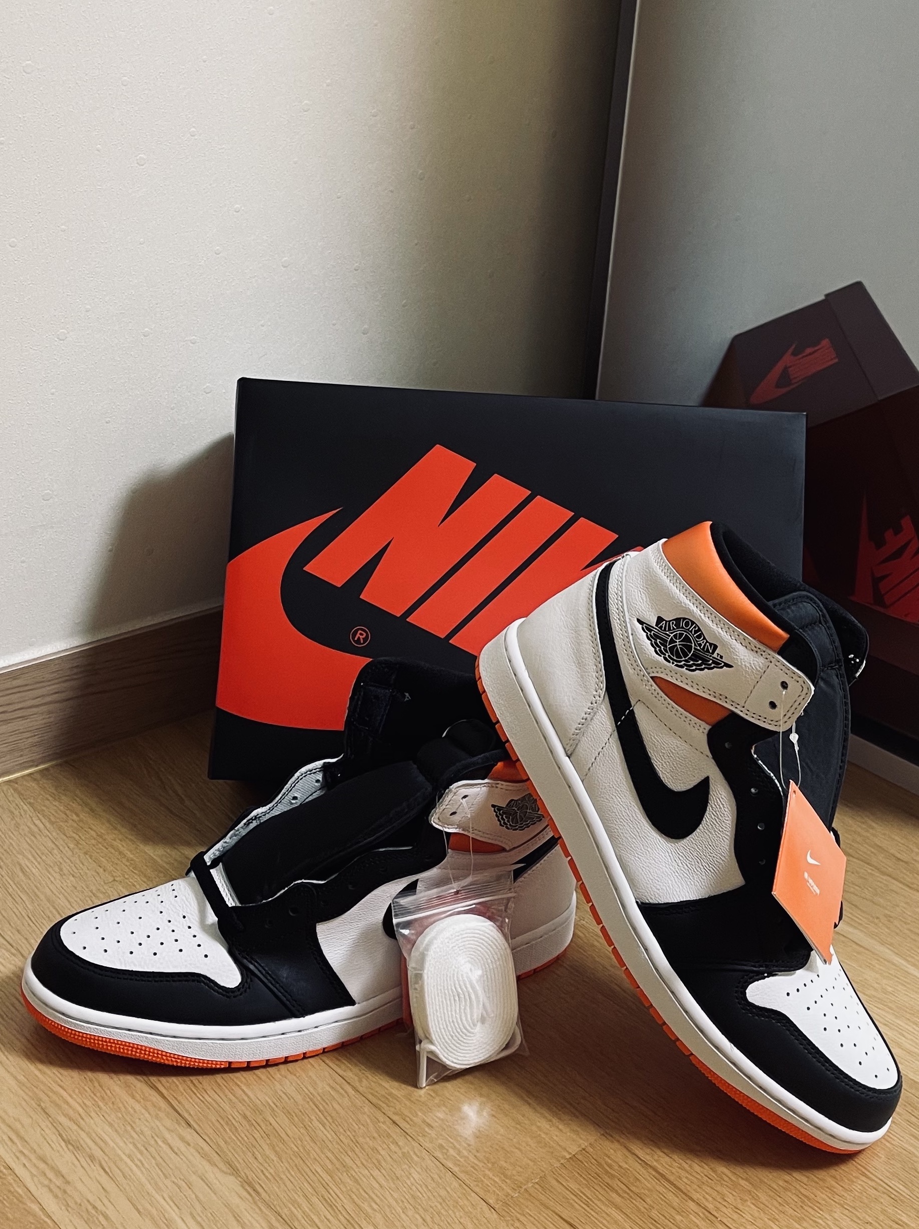 Jordan 1 Retro High OG Electro Orange 착용 스타일