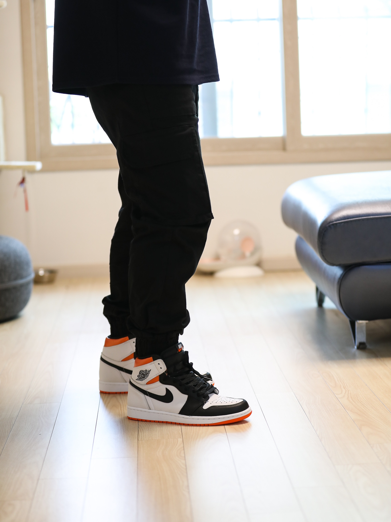 (GS) Jordan 1 Retro High OG Electro Orange, Jordan 1 Retro High OG Electro Orange 착용 스타일 - 1