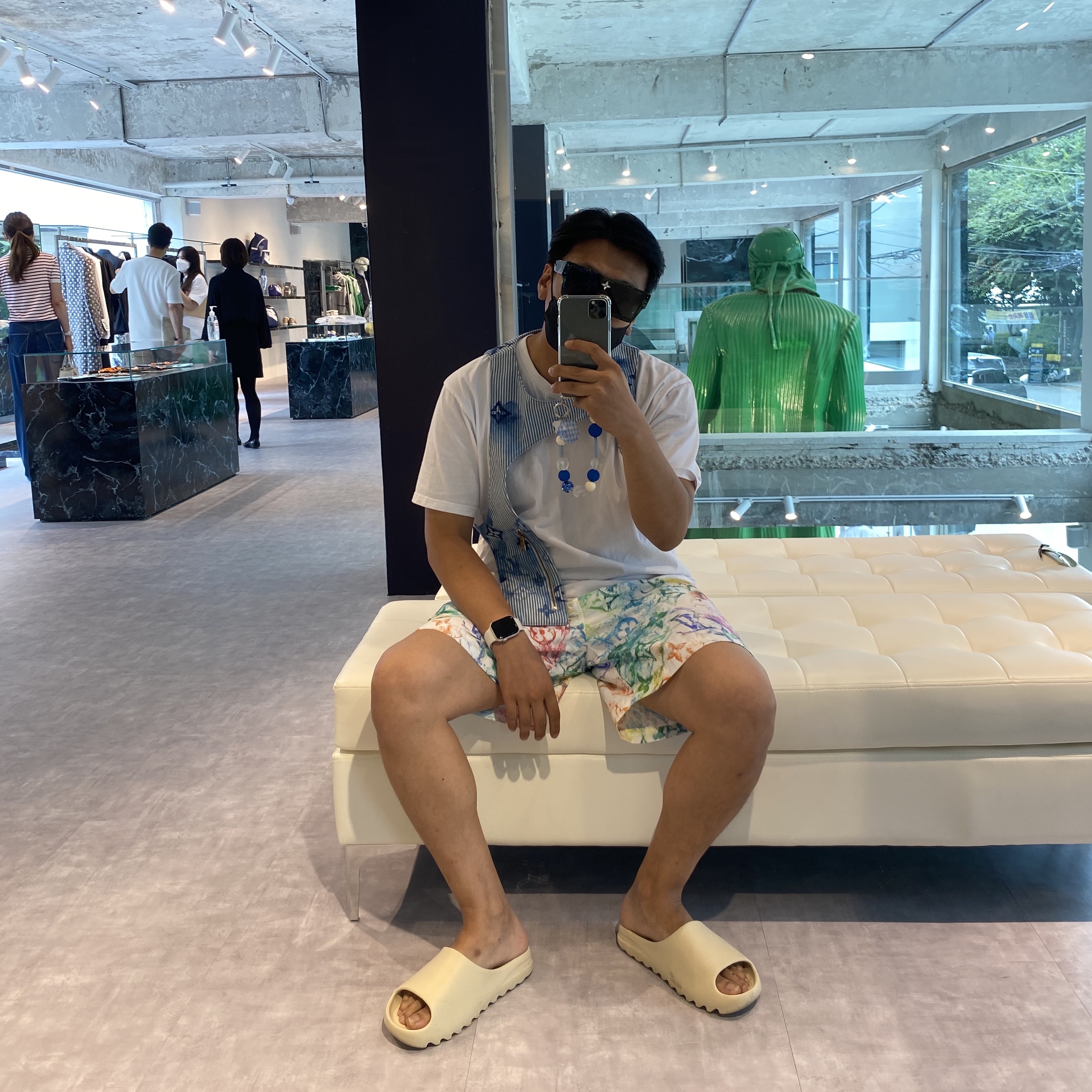 Adidas Yeezy Slide Bone 착용 스타일